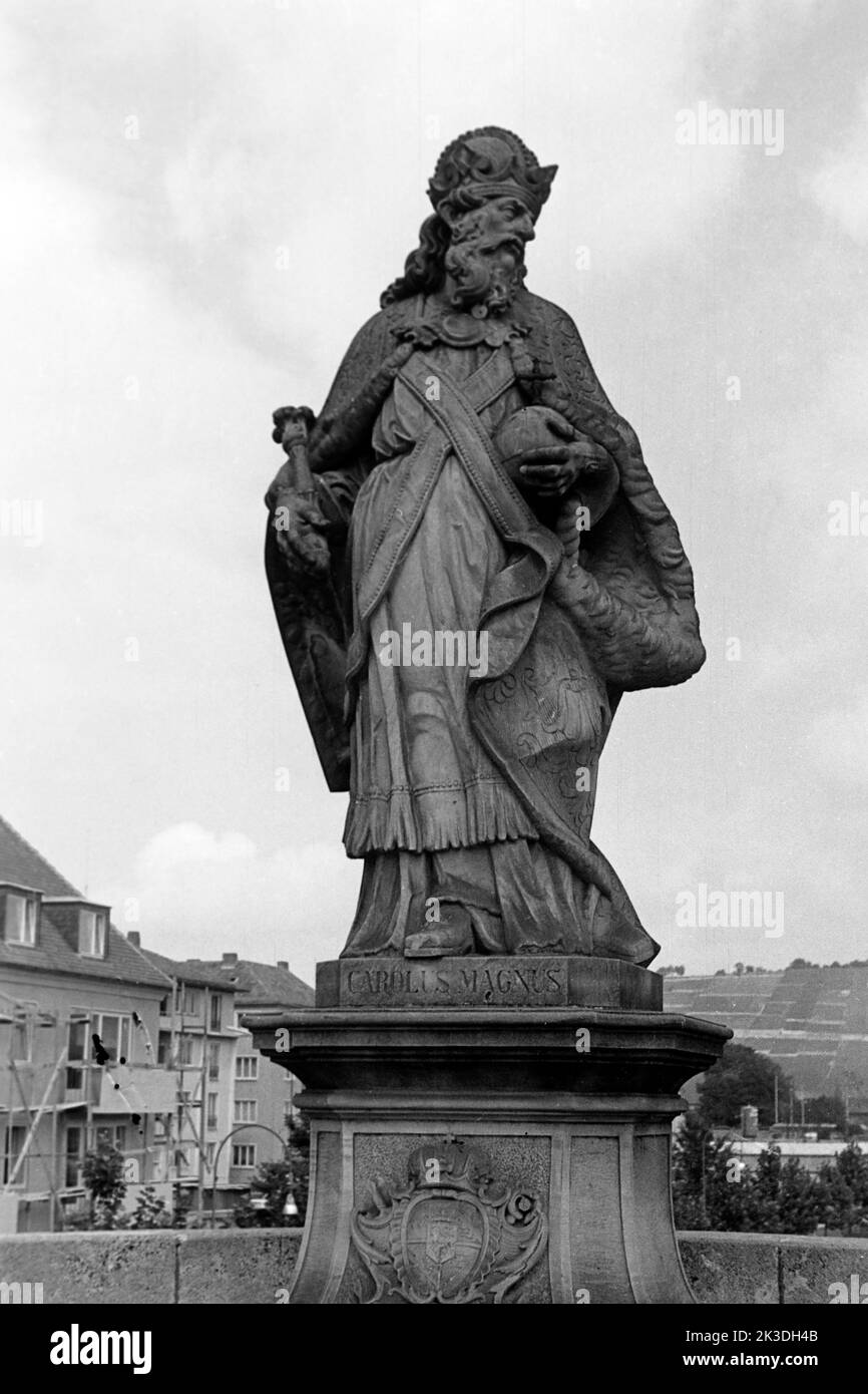 Die Statua von Karl dem Großen auf der Alten Mainbrücke, circa 1960. Monumento a Carlo Magno sul Ponte Vecchio sul fiume meno, intorno al 1960. Foto Stock