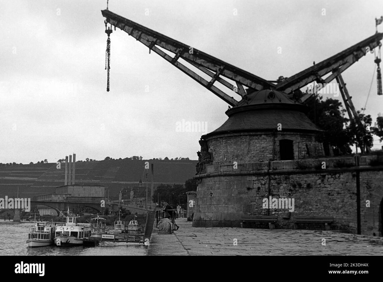 Alter Kranen am rechten Mainufer von Würzburg, circa 1960. La vecchia gru sulla riva destra del fiume meno a Würzburg, 1960. Foto Stock