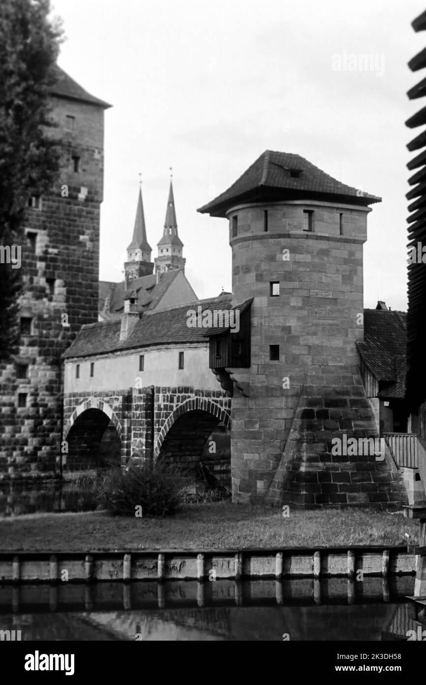 Vermutlich die alte Mainmühle mit Blick auf den Dom Sankt Kilian, circa 1960. Probabilmente il vecchio mulino principale del fiume, con una vista della Cattedrale di San Kilian, intorno al 1960. Foto Stock