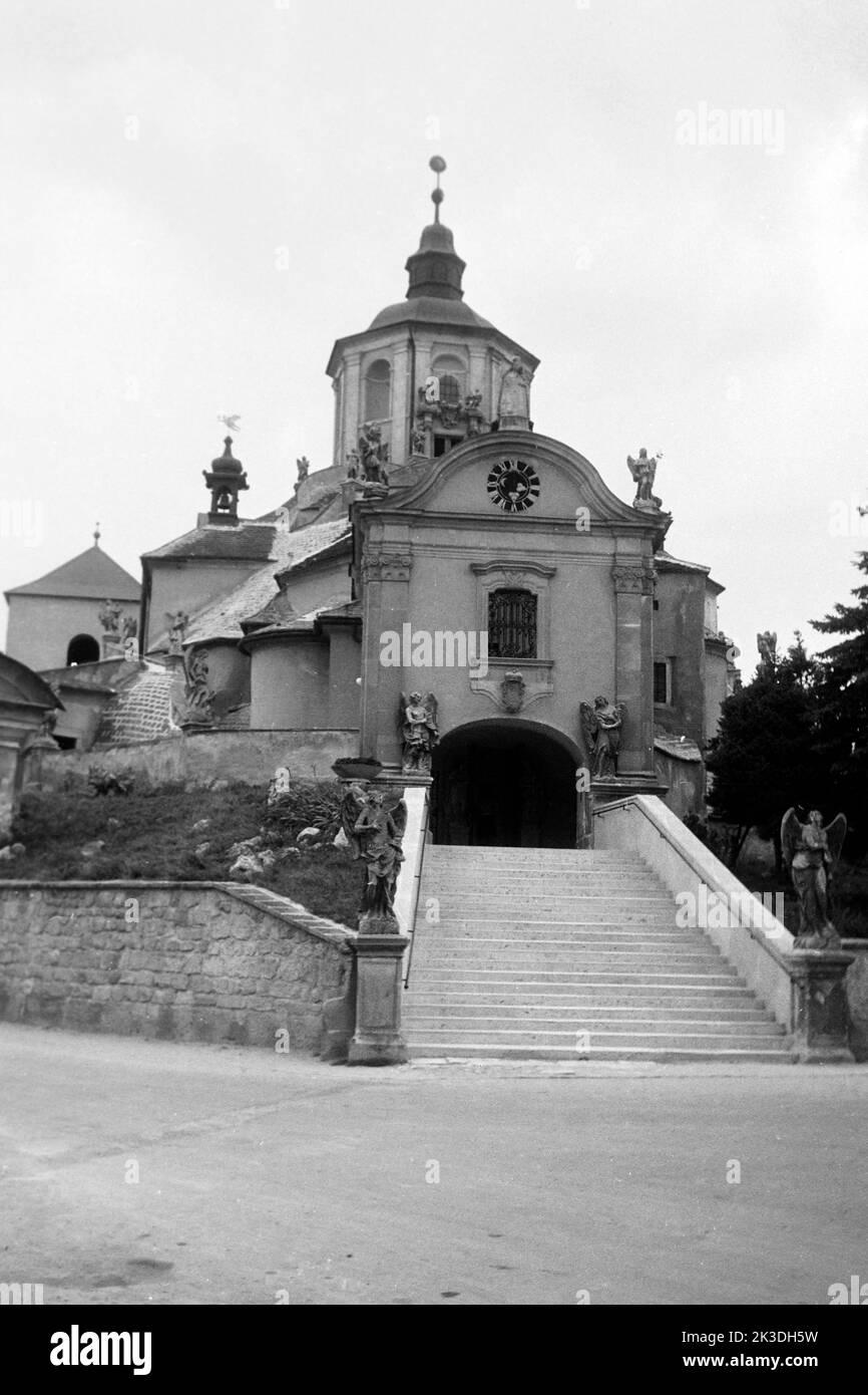 Der Kalvarienberg, auch Haydnkirche, a Eisenstadt im Burgenland, Österreich, circa 1962. Monte Calvario, nota anche come Chiesa di Haydn, a Eisenstadt, regione del Burgenland in Austria, intorno al 1962. Foto Stock