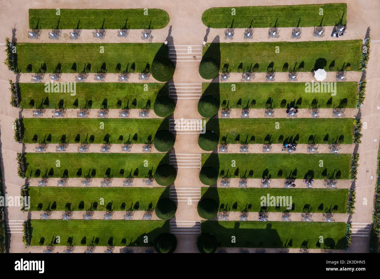 Radebeul, Germania. 26th Set, 2022. Passanti seduti nei giardini barocchi della Saxon state Winery Schloss Wackerbarth. (Vista aerea con un drone) Credit: Sebastian Kahnert/dpa/Alamy Live News Foto Stock