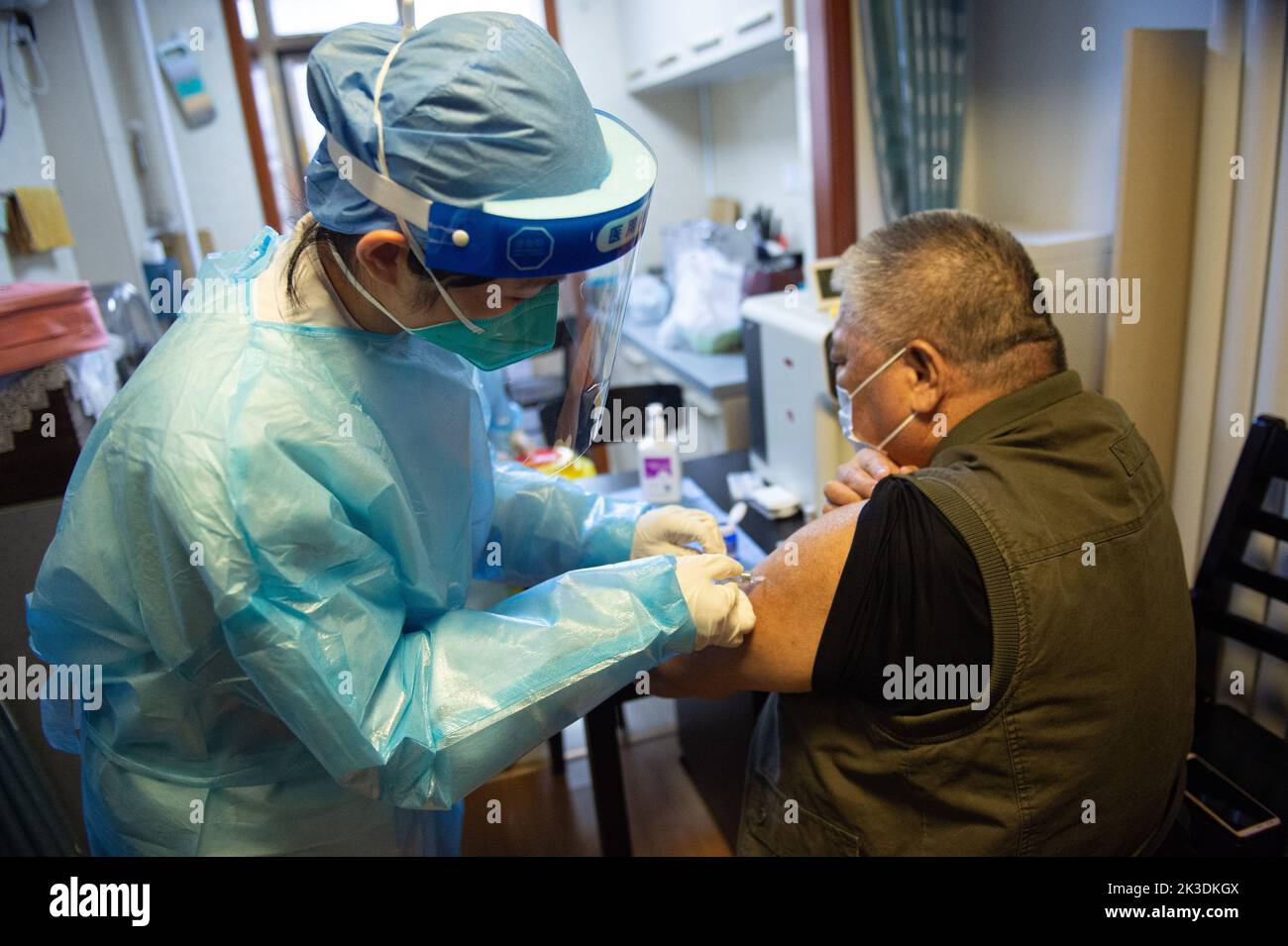 Pechino, Cina. 10th maggio, 2022. Un anziano residente riceve un vaccino COVID-19 a casa durante un servizio medico per l'anziano nel distretto di Dongcheng a Pechino, capitale della Cina, il 10 maggio 2022. Credit: Chen Zhonghao/Xinhua/Alamy Live News Foto Stock