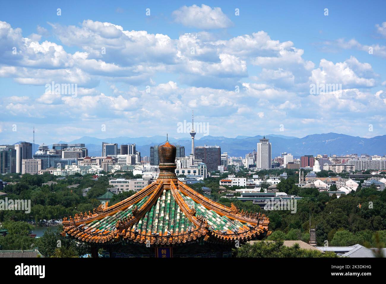 Pechino, Cina. 26th maggio, 2020. La foto scattata il 26 maggio 2020 mostra lo skyline della città come illustrato dal Parco Jingshan a Pechino, capitale della Cina. Credit: JU Huanzong/Xinhua/Alamy Live News Foto Stock
