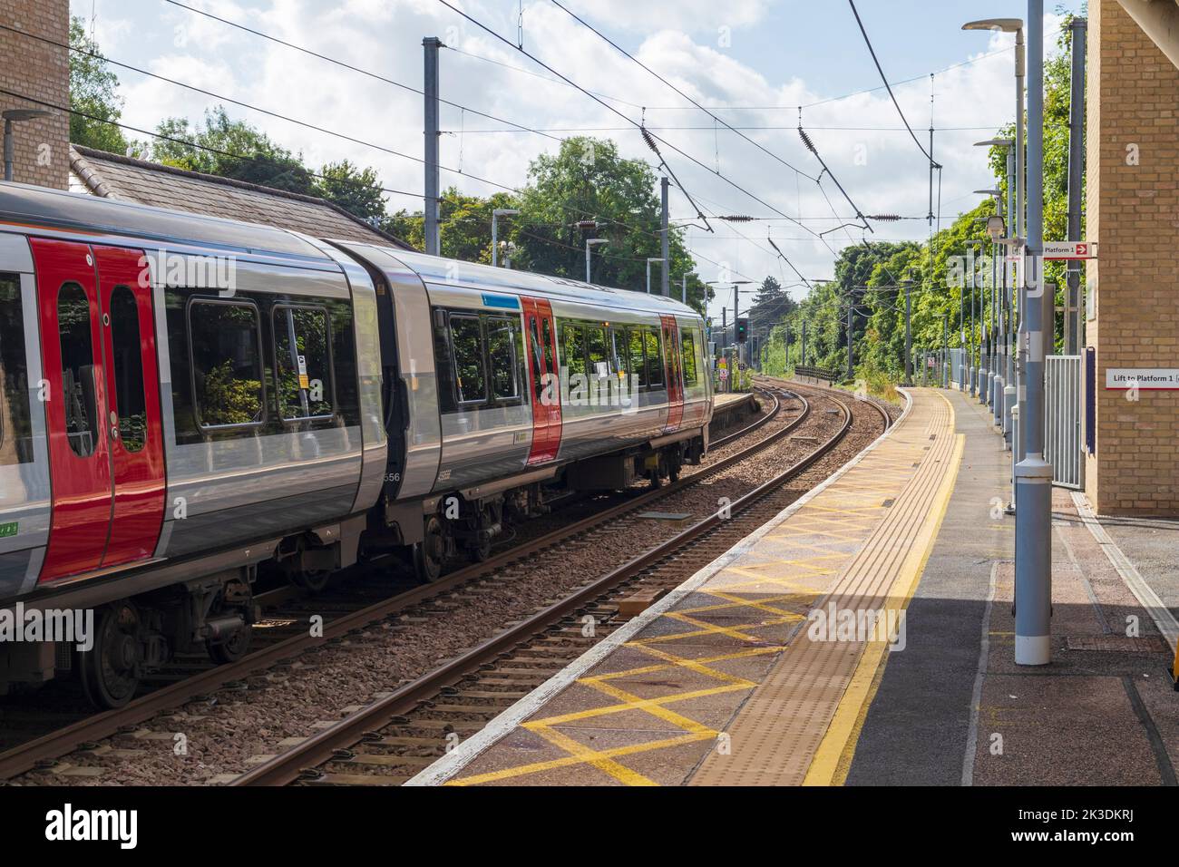 Un treno Greater Anglia alla stazione di Audley End in direzione di Londra Foto Stock