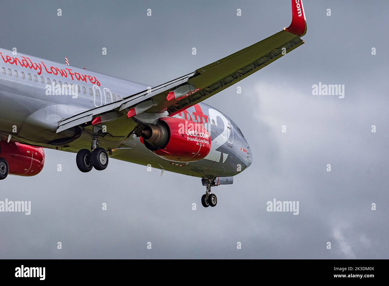 Jet2 Boeing 737 in atterraggio aereo con ruote abbassate. Foto Stock