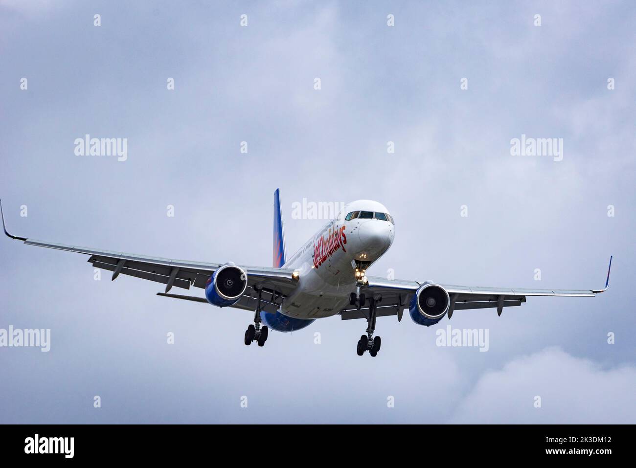 Jet2 G-LSAN Jet2 Holidays Boeing 757-2K2 atterrando all'aeroporto di Manchester. Foto Stock