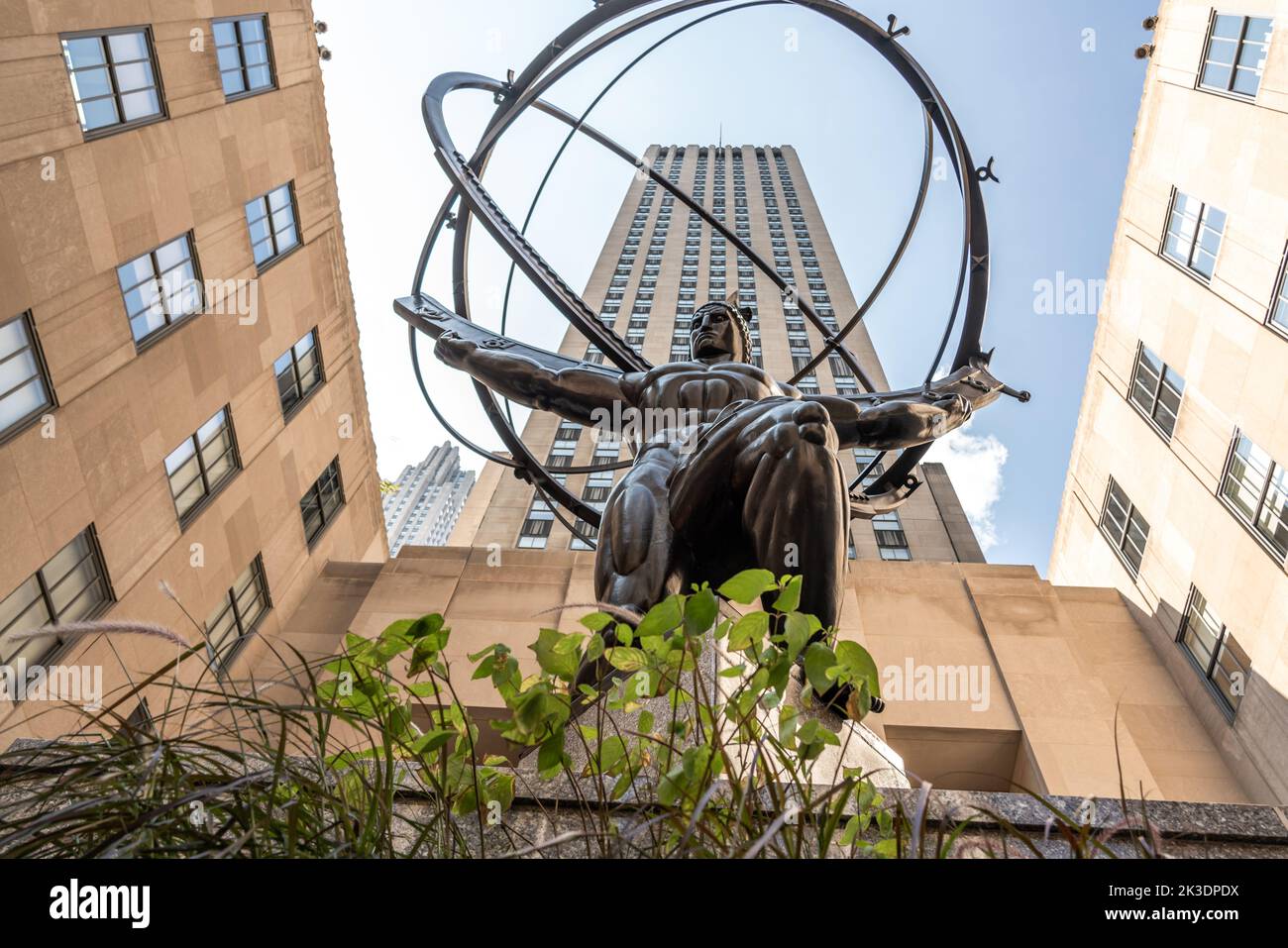 Scultura dell'Atlante di fronte al Rockefeller Center di Manhattan, New York Foto Stock
