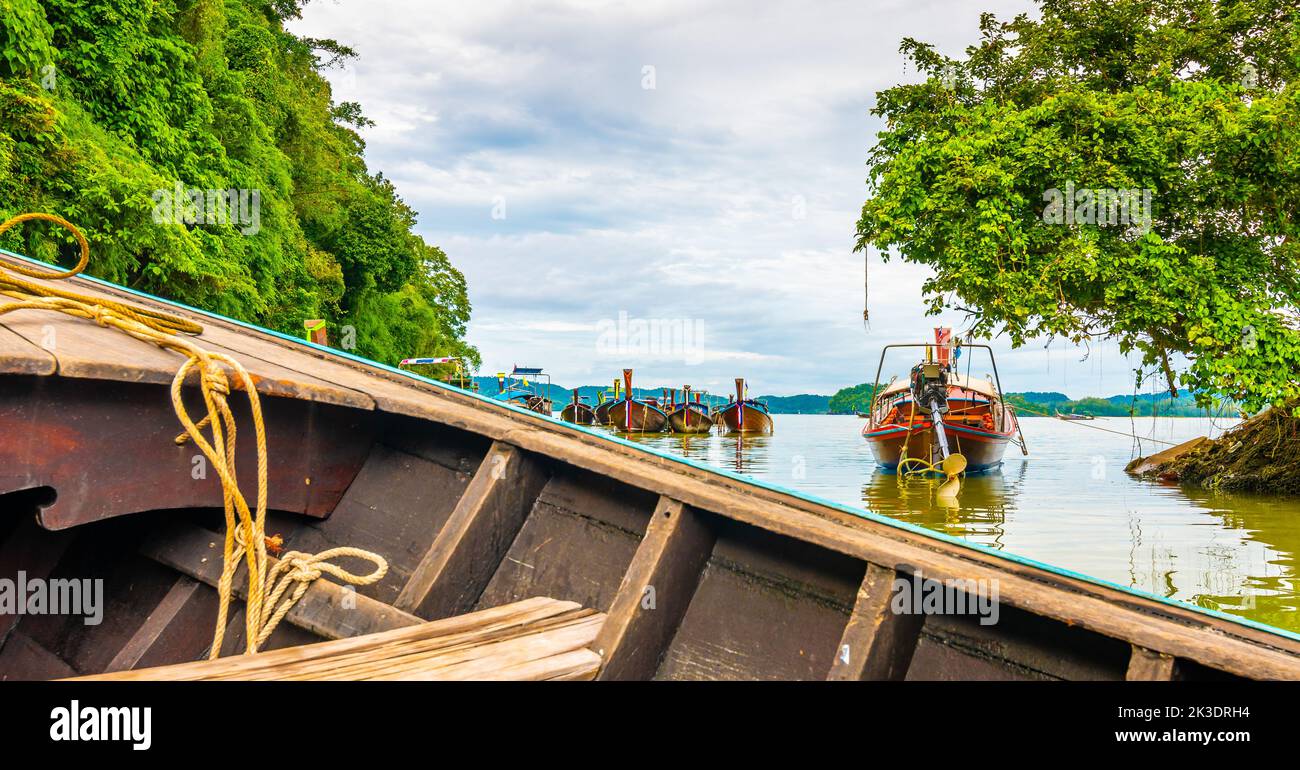 Vista dalla barca a coda lunga nella città di Krabi, Thailandia. Le barche sono preparate per i passeggeri alla famou Railay Beach. Le barche sono mezzi di trasporto tradizionali t Foto Stock