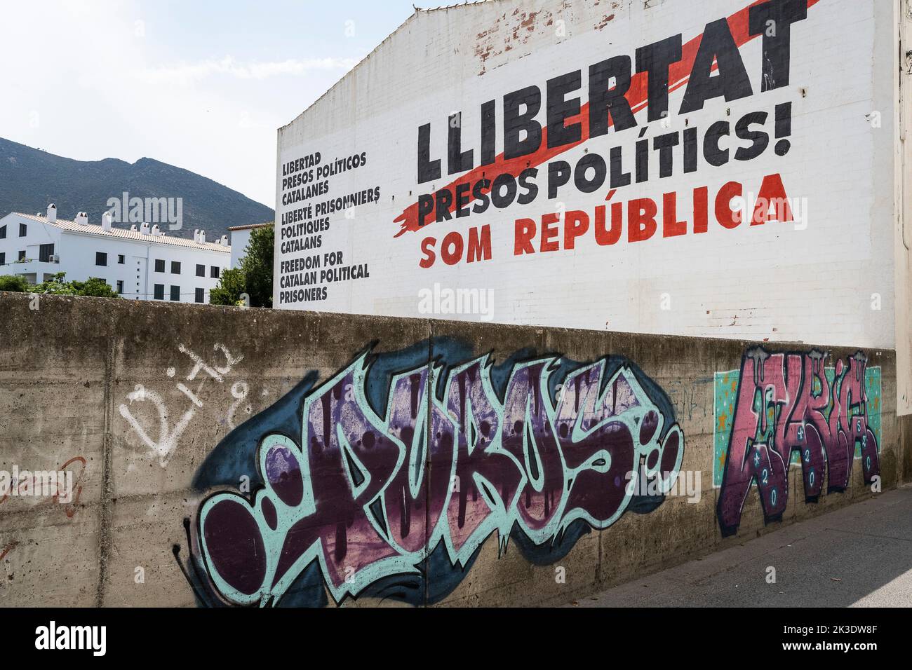 Spagna, Cadaques: Slogan su un muro, 'Llibertat presos politica ! Som Republica', liberiamo i prigionieri politici, siamo una repubblica Foto Stock