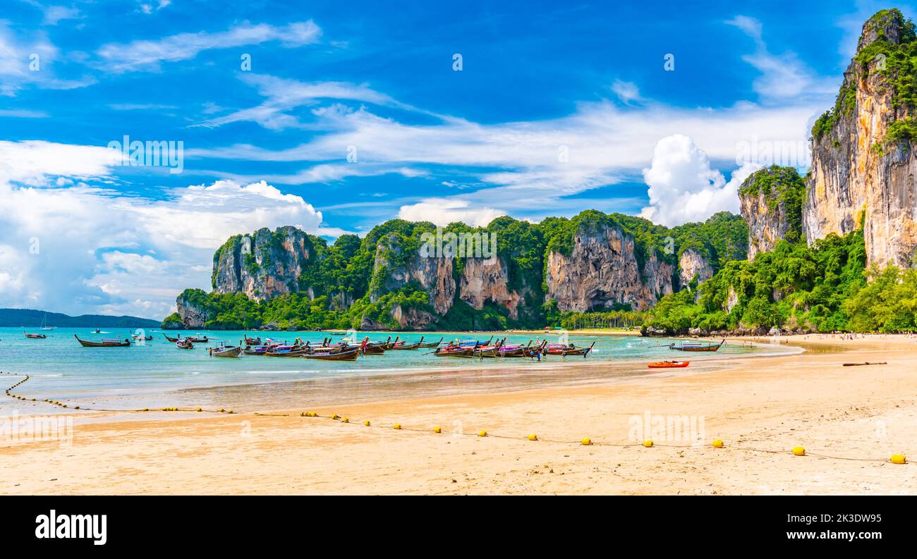 Bella vista delle barche a coda lunga sull'acqua nella baia di Railay Beach, Thailandia, Krabi città. Famosa destinazione turistica per le vacanze in paradiso tropicale. Sia Foto Stock