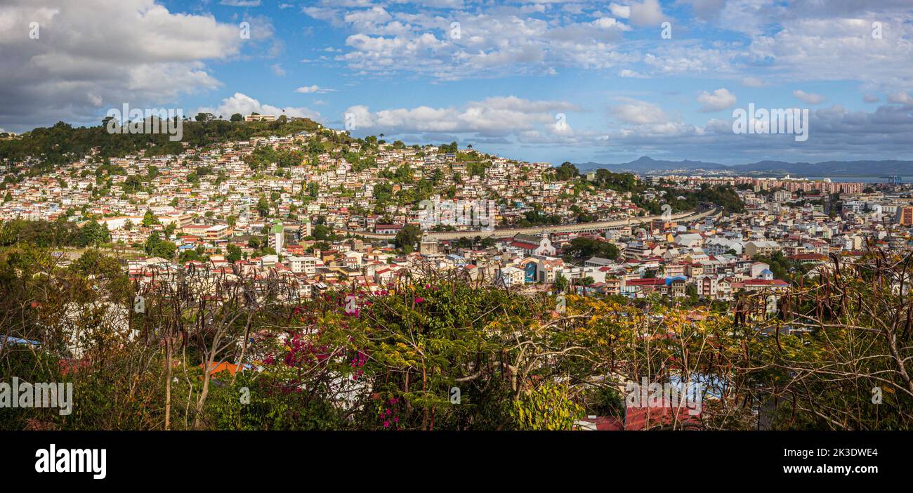 Martinica: Vista panoramica del quartiere popolare della collina di Desaix, nella parte superiore della città. In cima, Fort Desaix, una fortificazione Vauban Foto Stock