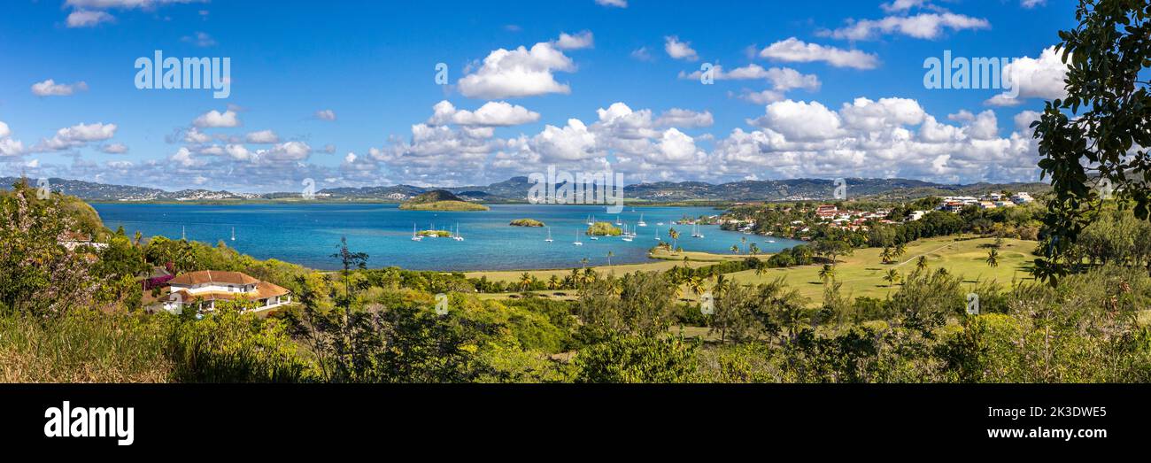 Martinica, città di Les Trois-Ilets: Vista panoramica della baia e della costa in una giornata ventosa Foto Stock