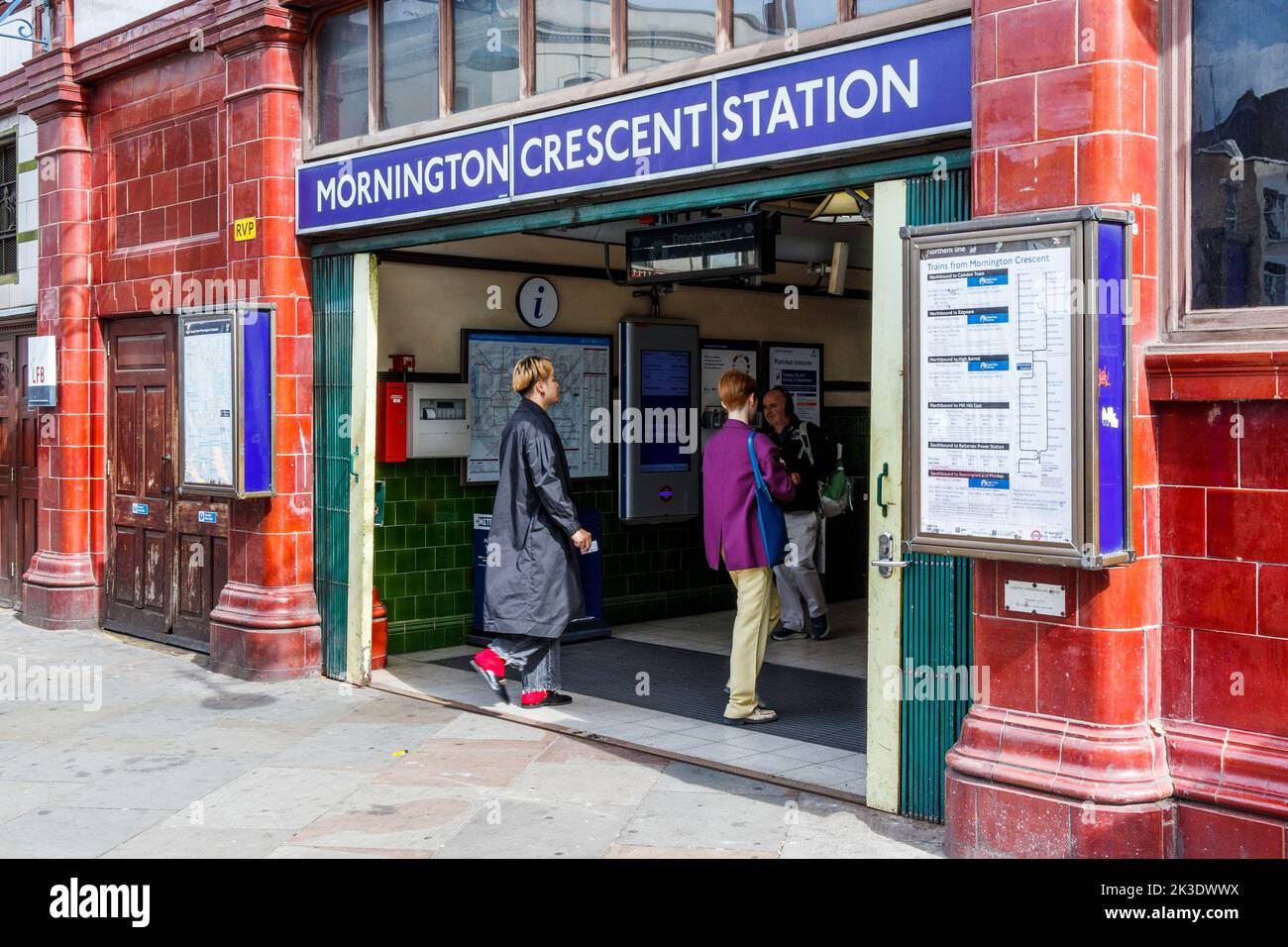 La stazione della metropolitana Mornington Crescent sulla Northern Line, resa famosa dallo spettacolo comico della BBC 'sono Spiacente che non abbia un indizio', Camden, Londra, Regno Unito Foto Stock