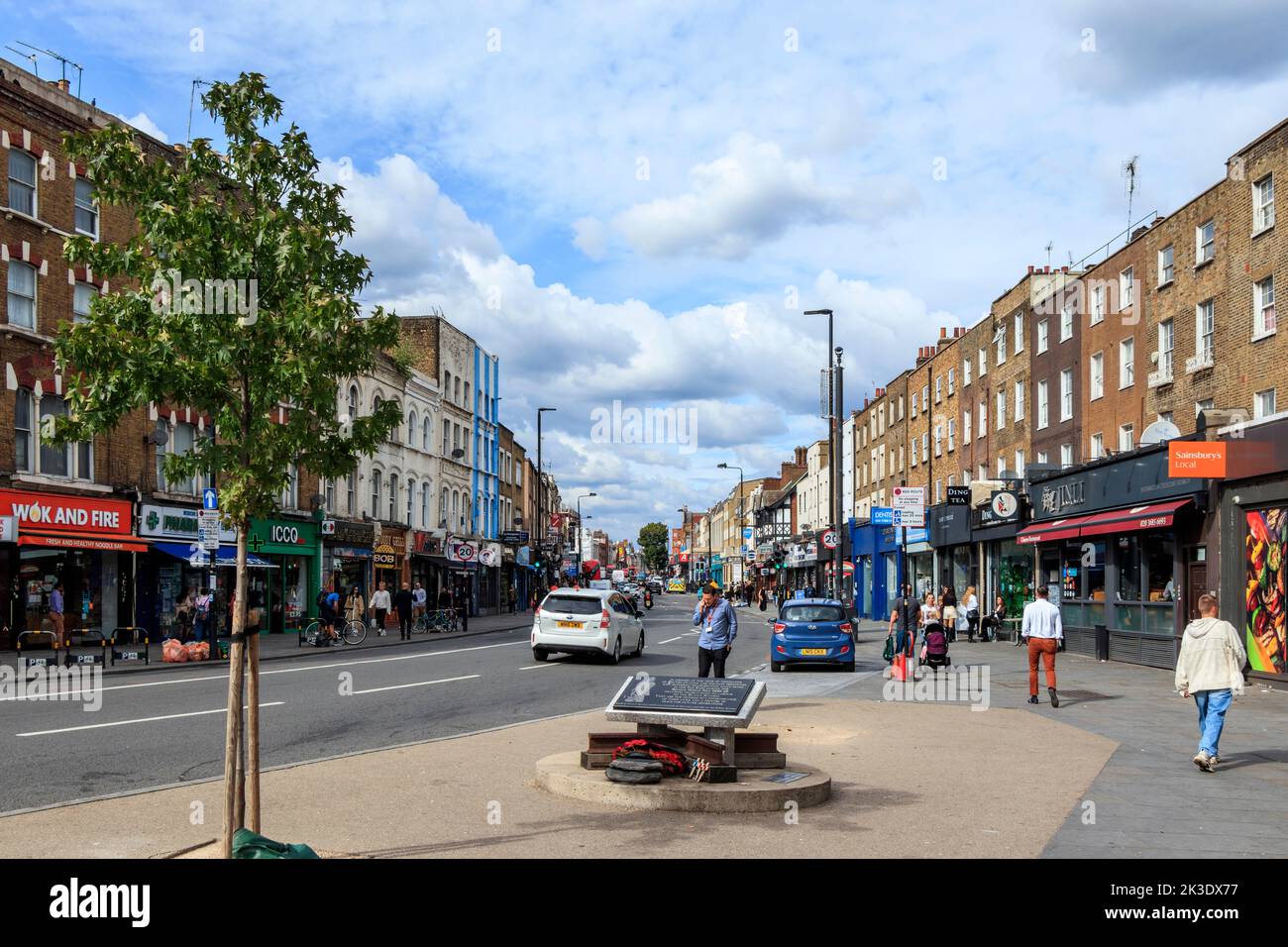 Guarda verso nord lungo Camden High Street da Mornington Crescent, Londra, Regno Unito Foto Stock