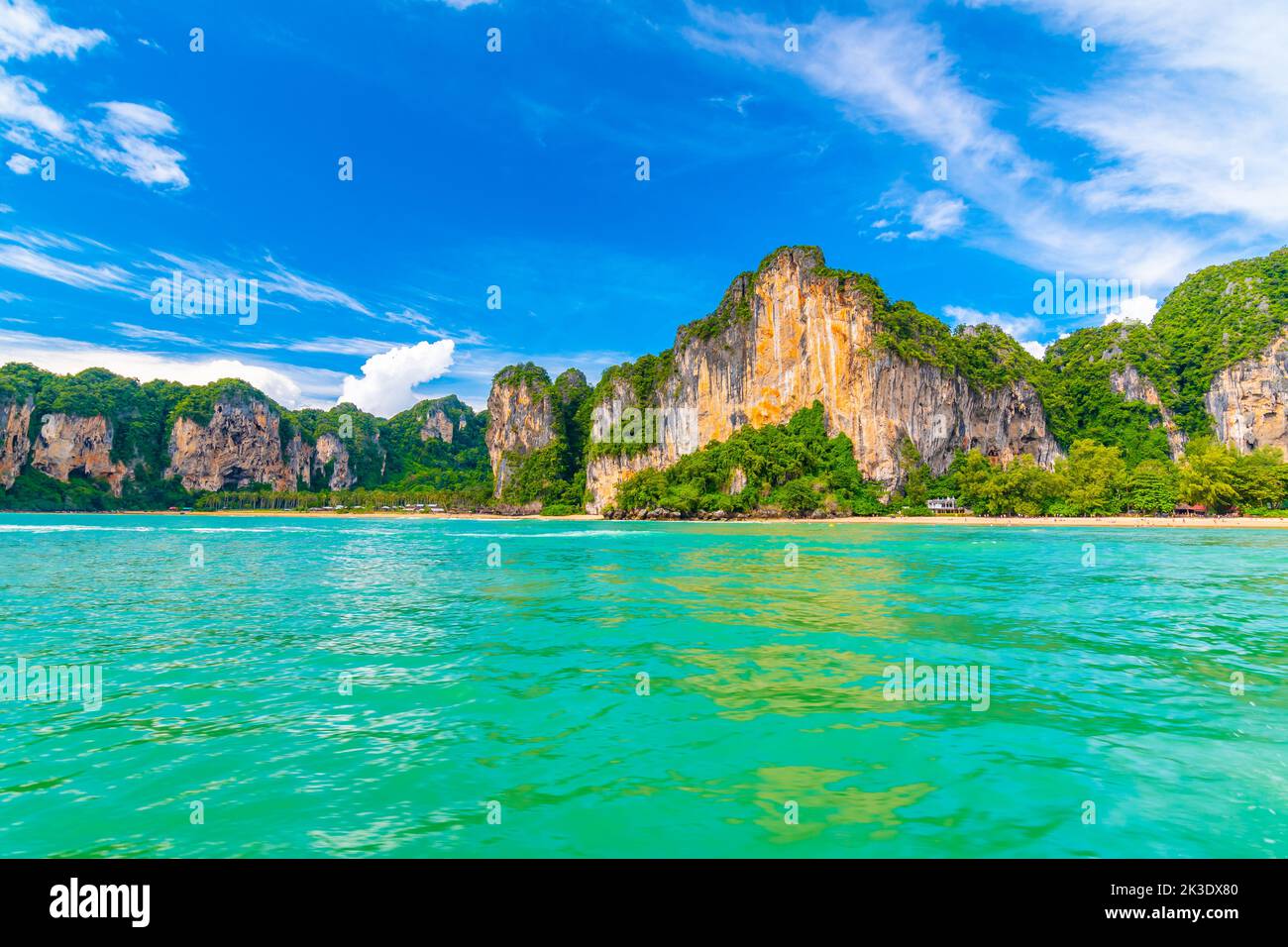 Vista panoramica della spiaggia di Railay a Krabi città, Thailandia. Vista dal mare alle grandi rocce calcaree con giungla verde. Acqua turchese pura e vibrante Foto Stock