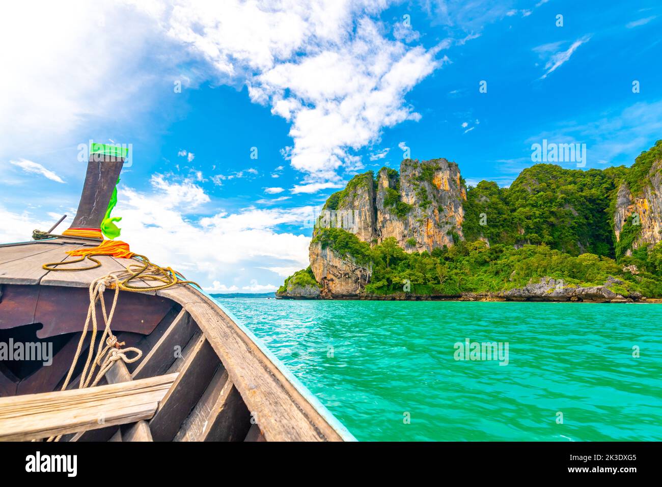 Vista dalla barca che va alla famosa spiaggia di Railay nella città di Krabi, Thailandia. Luogo preferito in Thailandia con mare puro, sabbia bianca e bella roccia calcarea Foto Stock