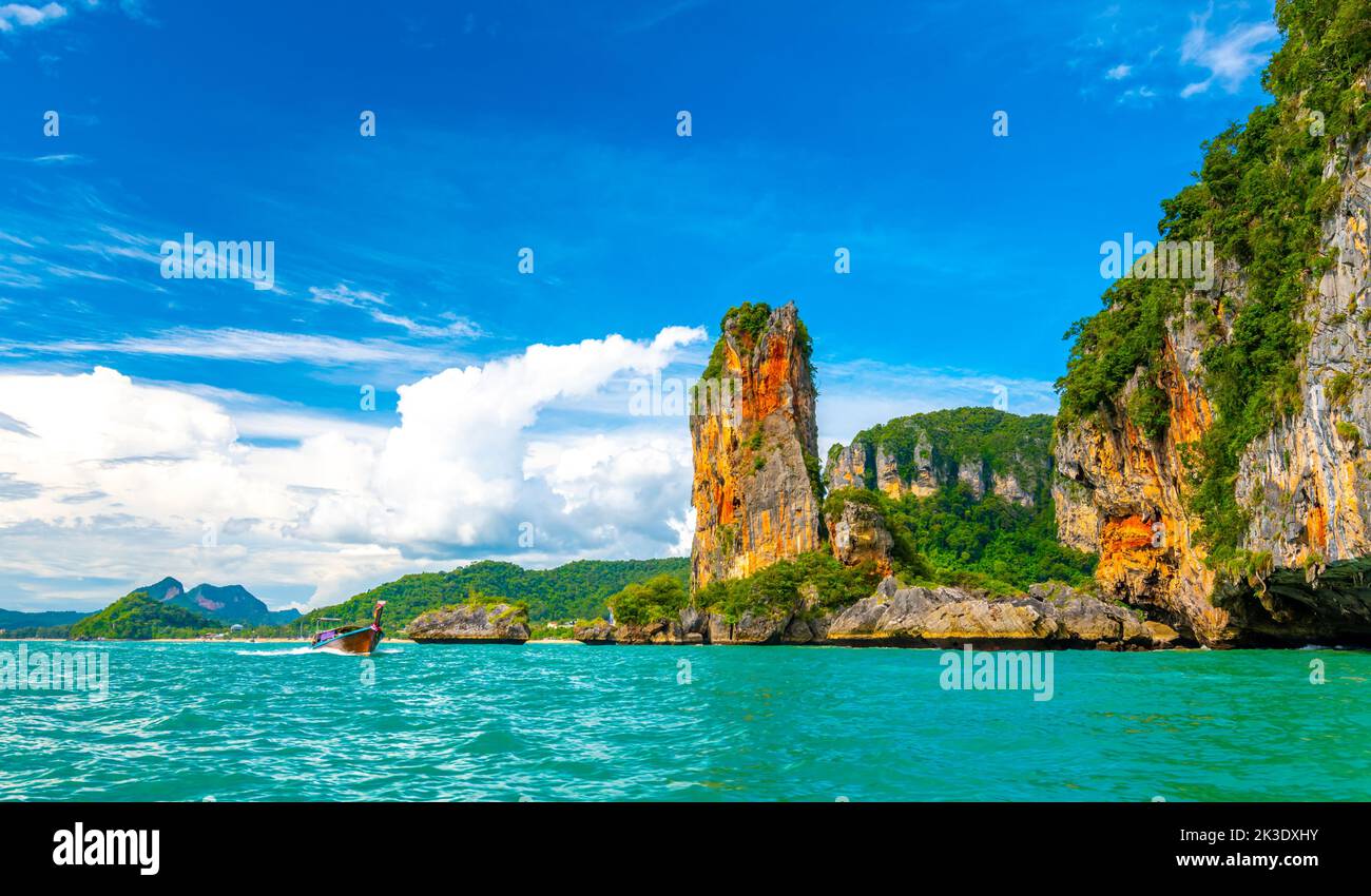 Vista dalla barca che va alla famosa spiaggia di Railay nella città di Krabi, Thailandia. Luogo preferito in Thailandia con mare puro, sabbia bianca e bella roccia calcarea Foto Stock