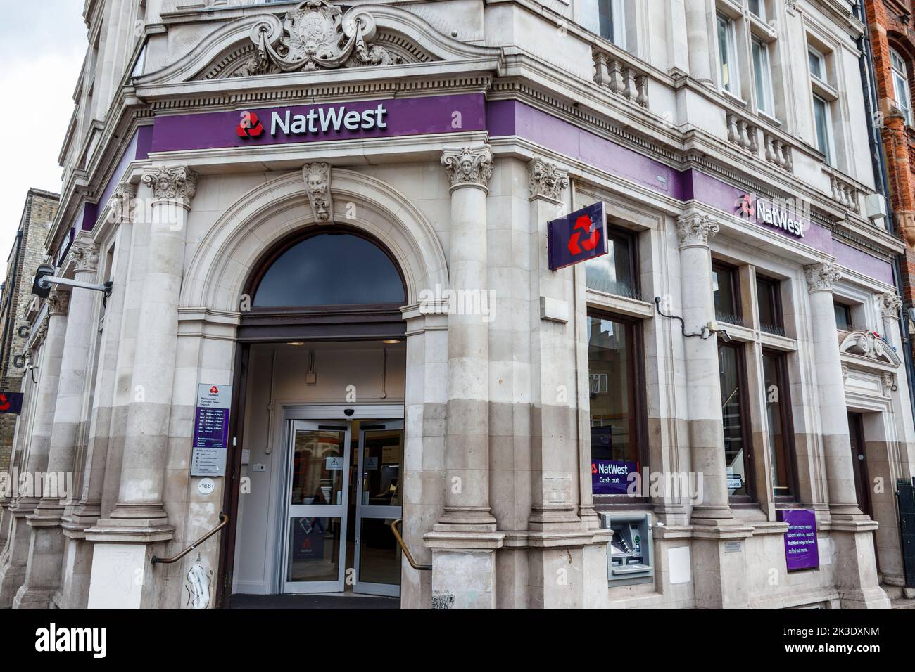 Una filiale di NatWest Bank a Camden High Street, Londra, Regno Unito Foto Stock