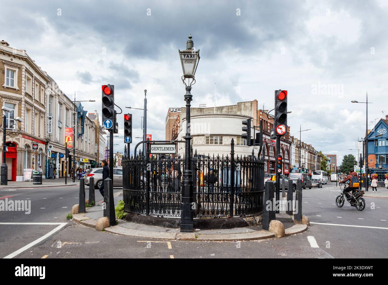 La comodità pubblica degli uomini, o toilette, ora in disuso, a Camden Town, Londra, REGNO UNITO Foto Stock