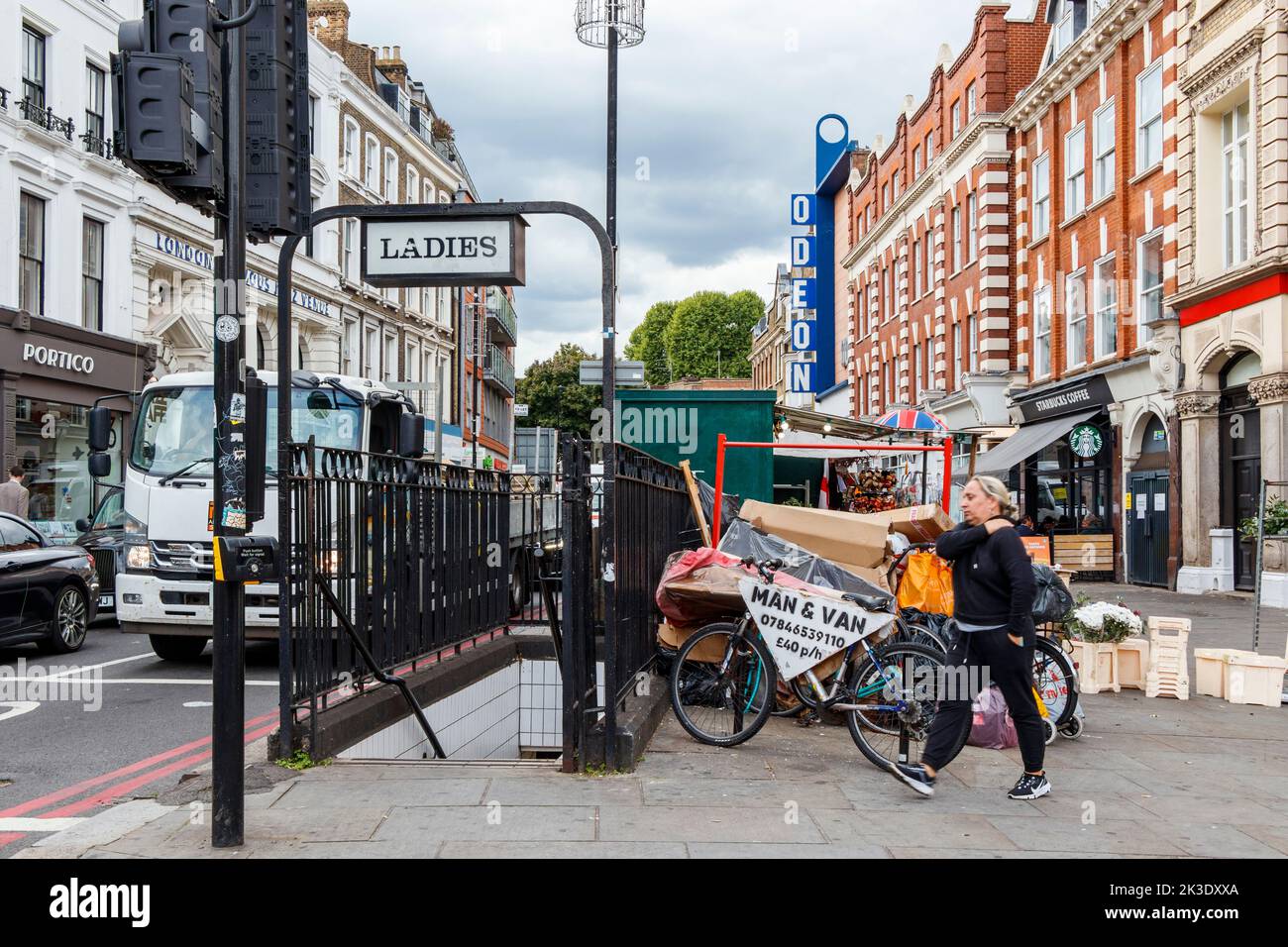 Comodità pubblica per le Signore, o servizi igienici, a Camden Town, Londra, Regno Unito. La struttura è ancora in uso, a differenza del gabinetto Gent's adiacente. Foto Stock