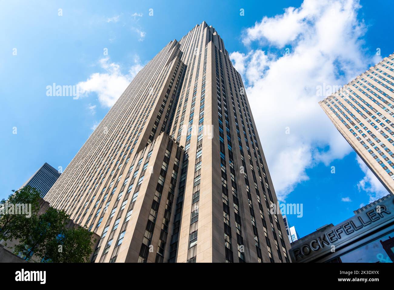Vista dal basso della torre del Rockefeller Center contro il cielo blu a Manhattan a New York Foto Stock