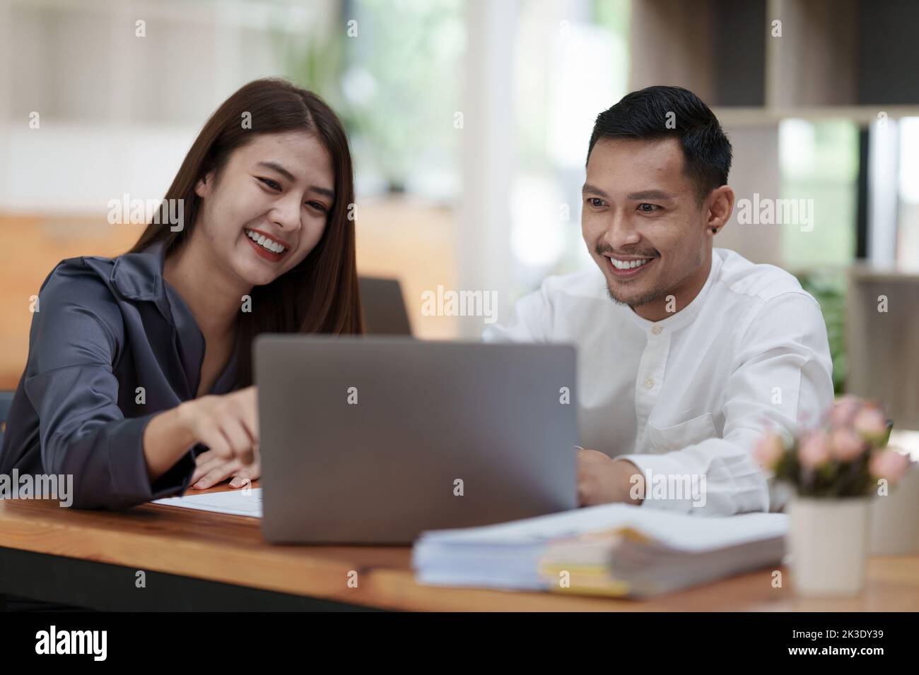 Due gestori asiatici di fondi brainstorming nuovo progetto di business finanza concetto di investimento Foto Stock