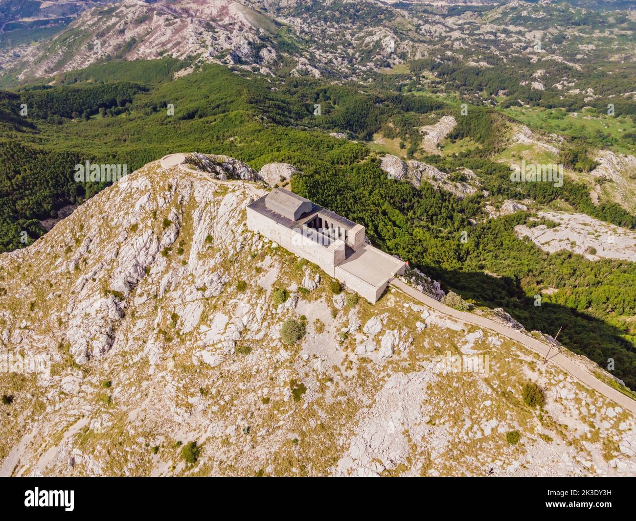 Montenegro. Parco Nazionale di Lovcen. Mausoleo di Negosh sul monte Lovcen. Drone. Vista aerea. Punto di vista. Popolare attrazione turistica. Petar II Petrovic Foto Stock