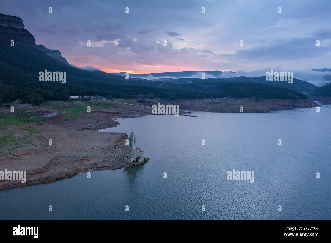 Campanile di Sau completamente esposto durante la siccità del 2022. Alba rossa nella palude (Osona, Barcellona, Catalogna, Spagna) ESP: Campanario de Sau Foto Stock