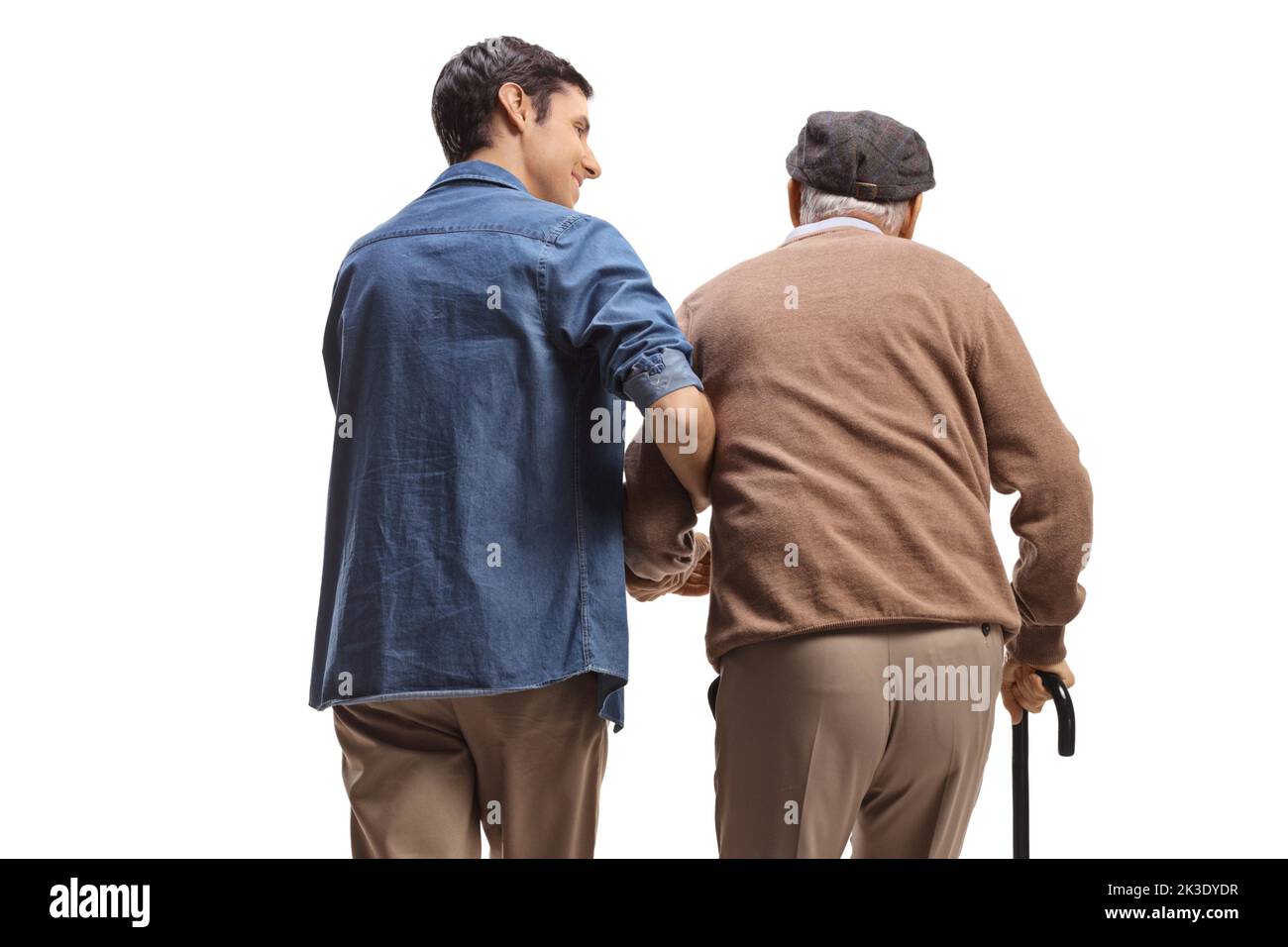Immagine posteriore di un giovane che aiuta un uomo anziano con una canna da camminata isolata su sfondo bianco Foto Stock