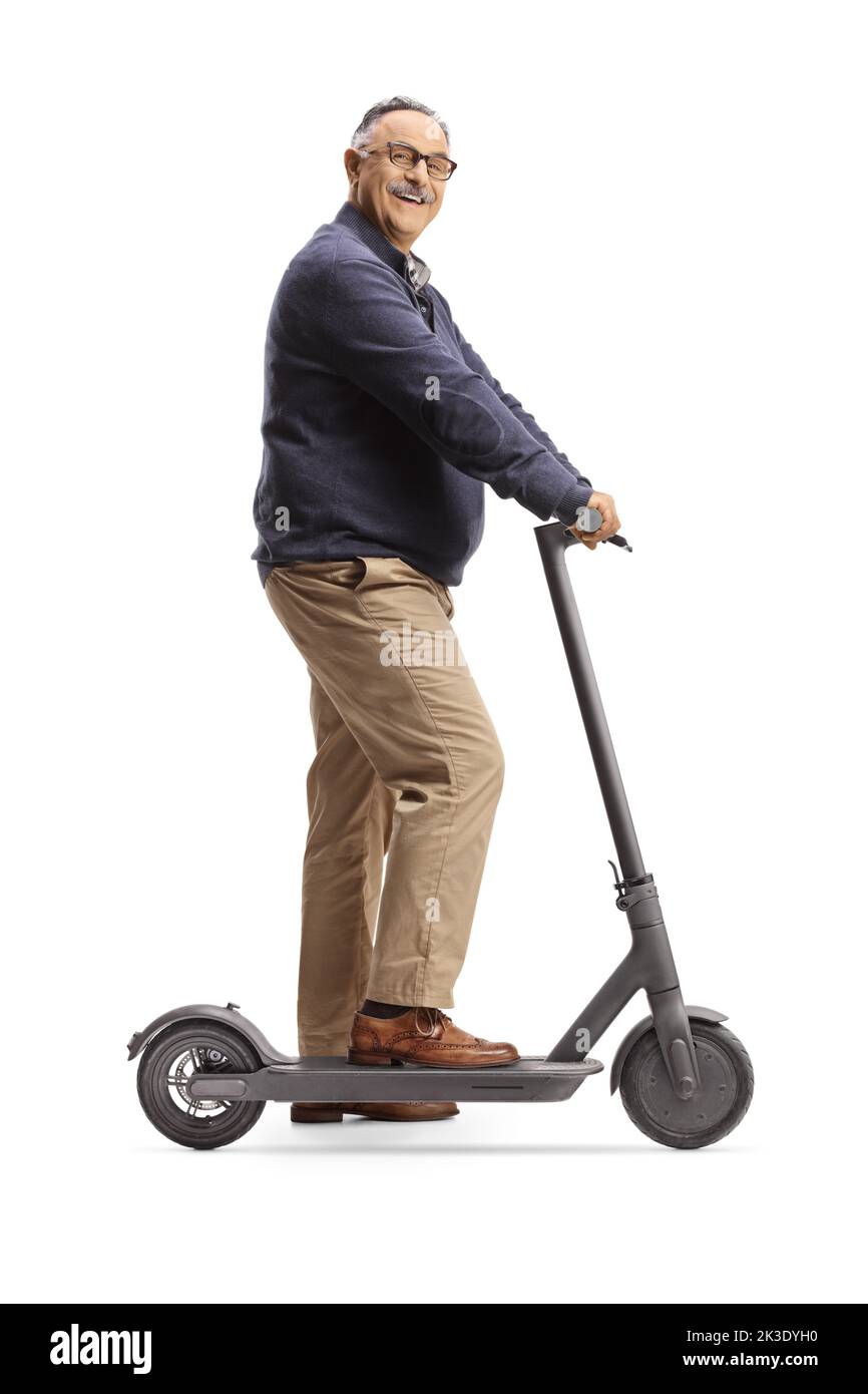 Uomo maturo in piedi con uno scooter elettrico e guardando la macchina fotografica isolata su sfondo bianco Foto Stock