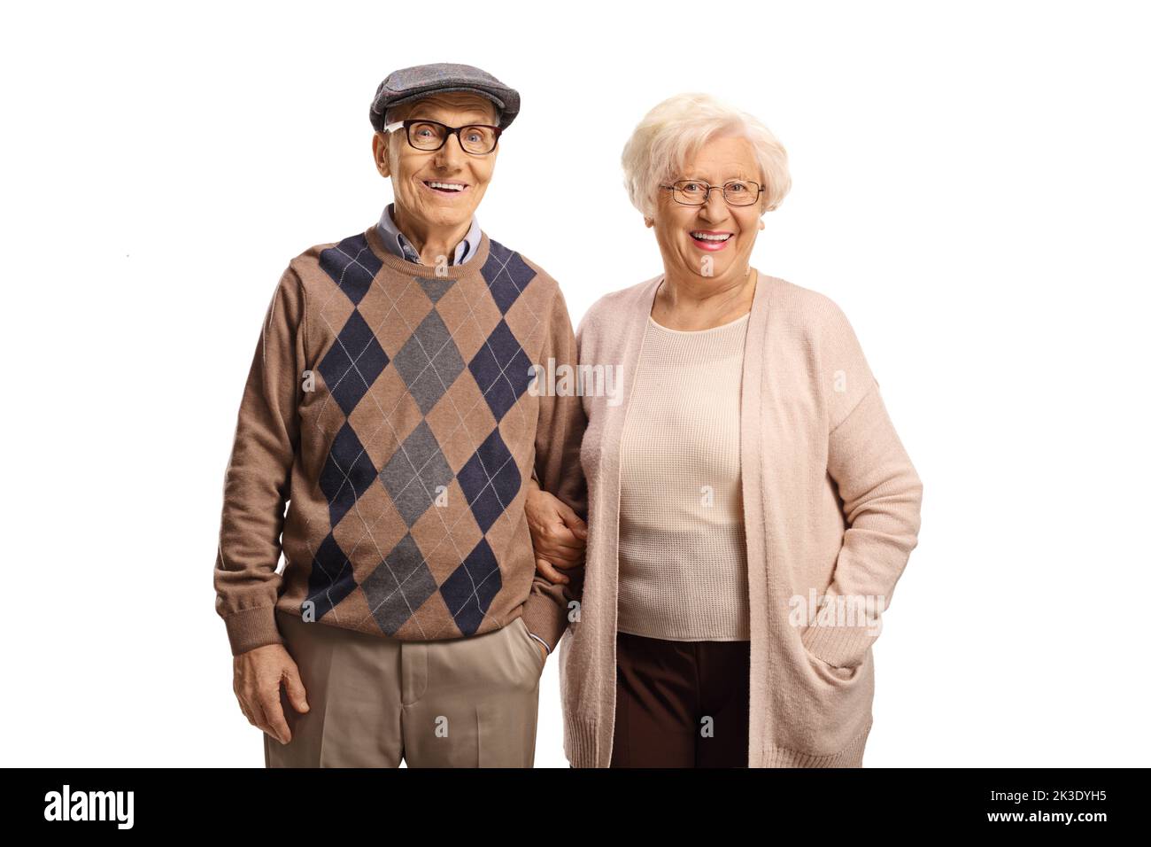 Coppia anziana sorridente che posa isolata su sfondo bianco Foto Stock