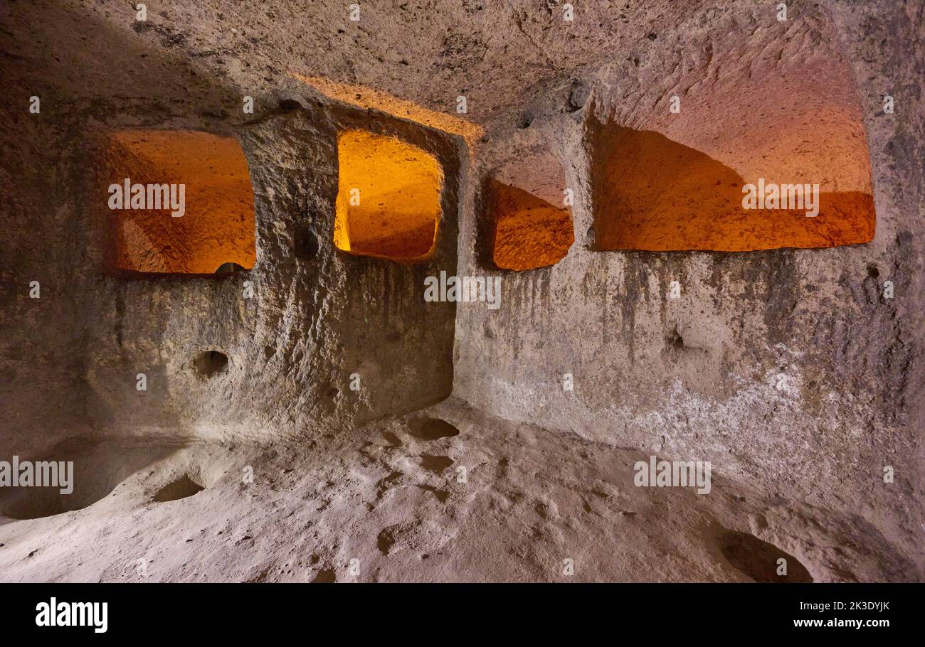 Corridoi stretti e camere basse nella città sotterranea di Kaymakli, patrimonio dell'umanità dell'UNESCO, Cappadocia, Anatolia, Turchia Foto Stock