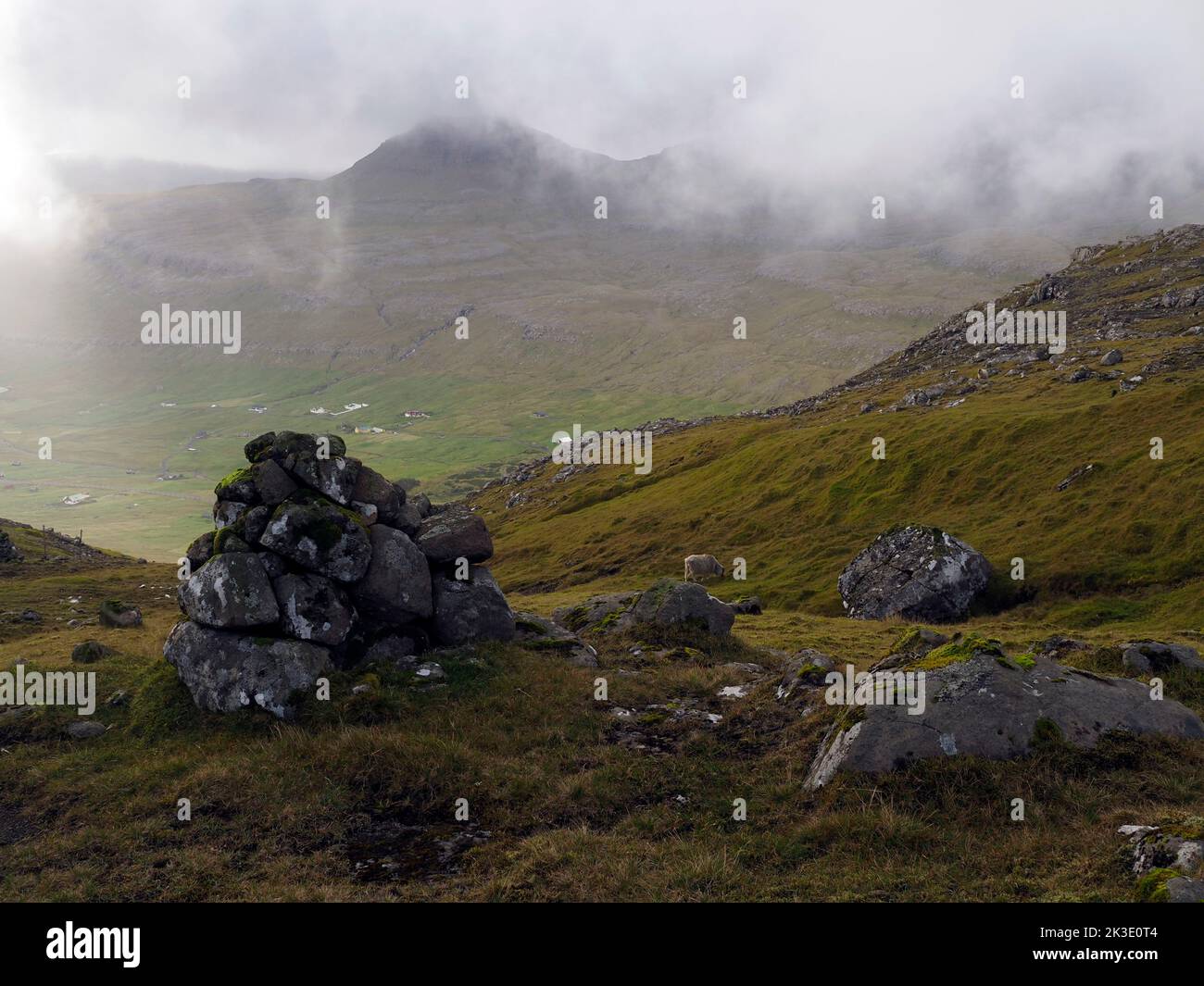 Cairn in pista per Hvalba, Suðuroy Foto Stock