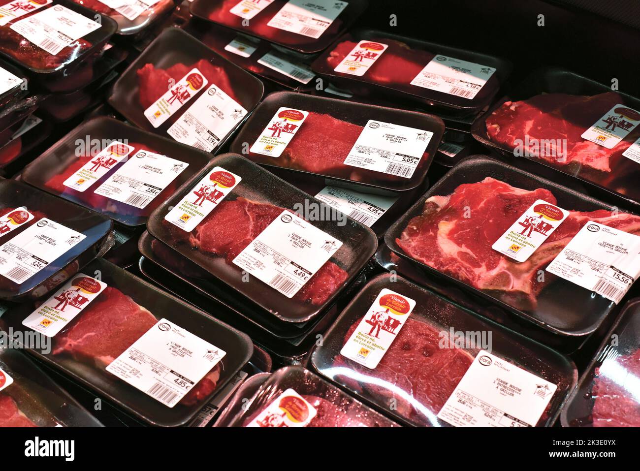 Supermercato Cora: Macellaio, cartone termoretraibile, carne rossa, carne macinata, con etichette che riportano l'origine della carne Foto Stock
