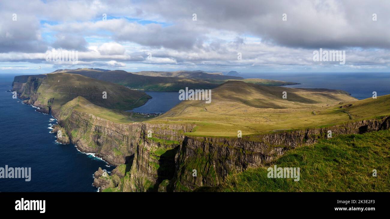 Scogliere di Suðuroy da Beinisvørð, Faroes Foto Stock