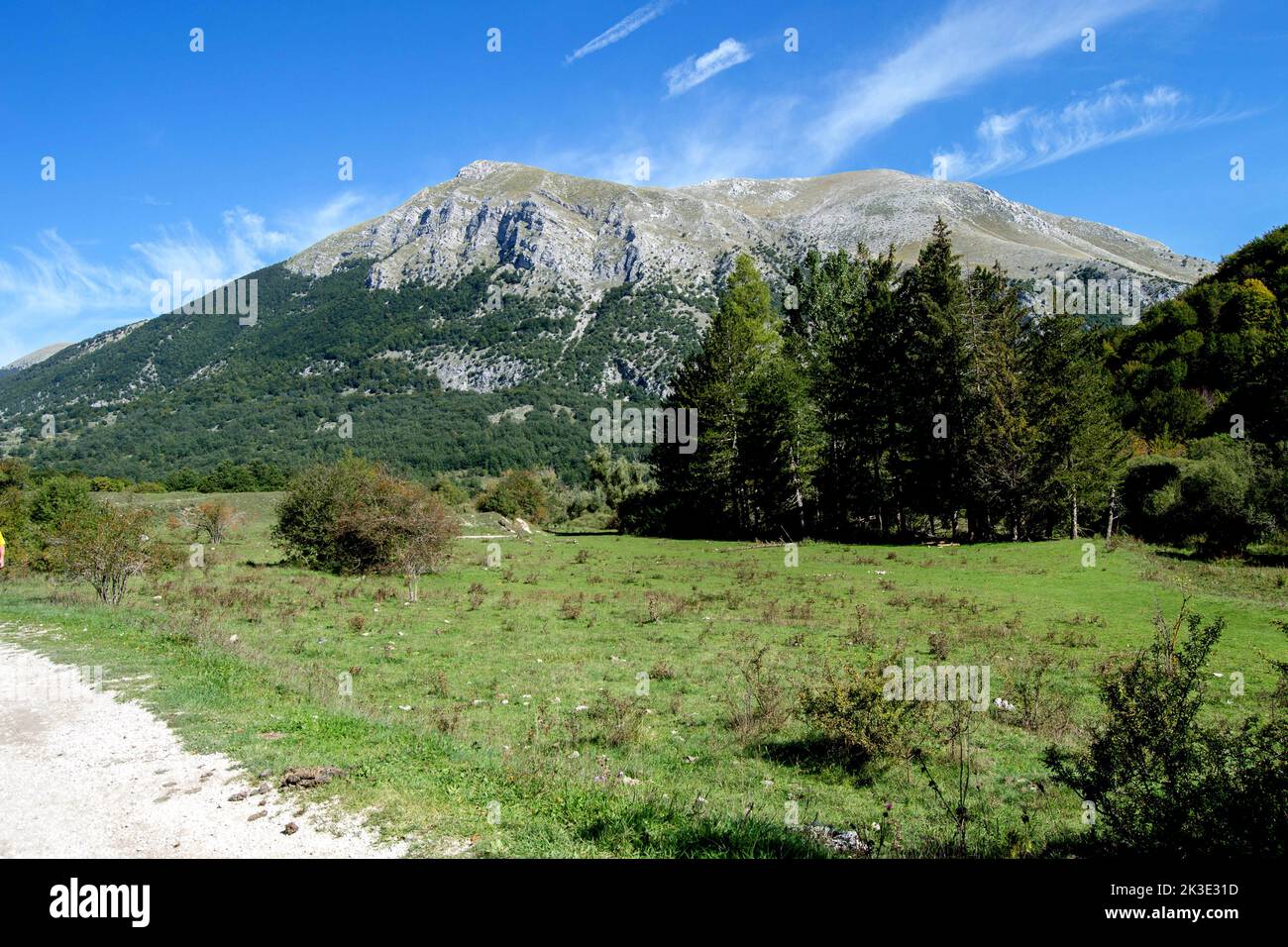 Opi, Italia, Italia. 25th Set, 2022. Escursione in Val Fondillo, una valle montana del Parco Nazionale d'Abruzzo situata nel comune di Opi. Nel 2017 è stato riconosciuto patrimonio mondiale dell'UNESCO (Credit Image: © Patrizia CORTELLESSA/Pacific Press via ZUMA Press Wire) Foto Stock