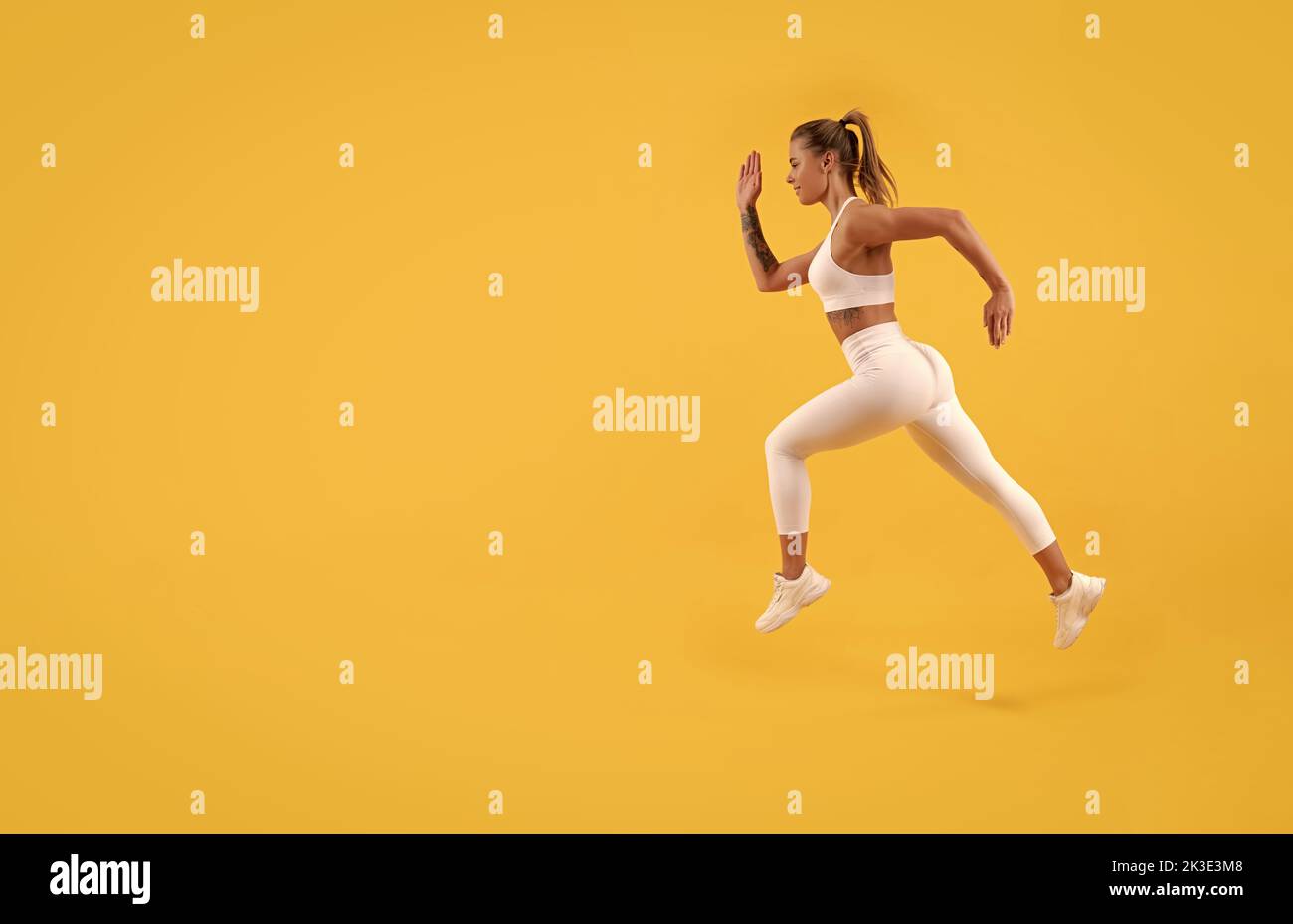 sport ragazza runner correre con spazio copia su sfondo giallo Foto Stock