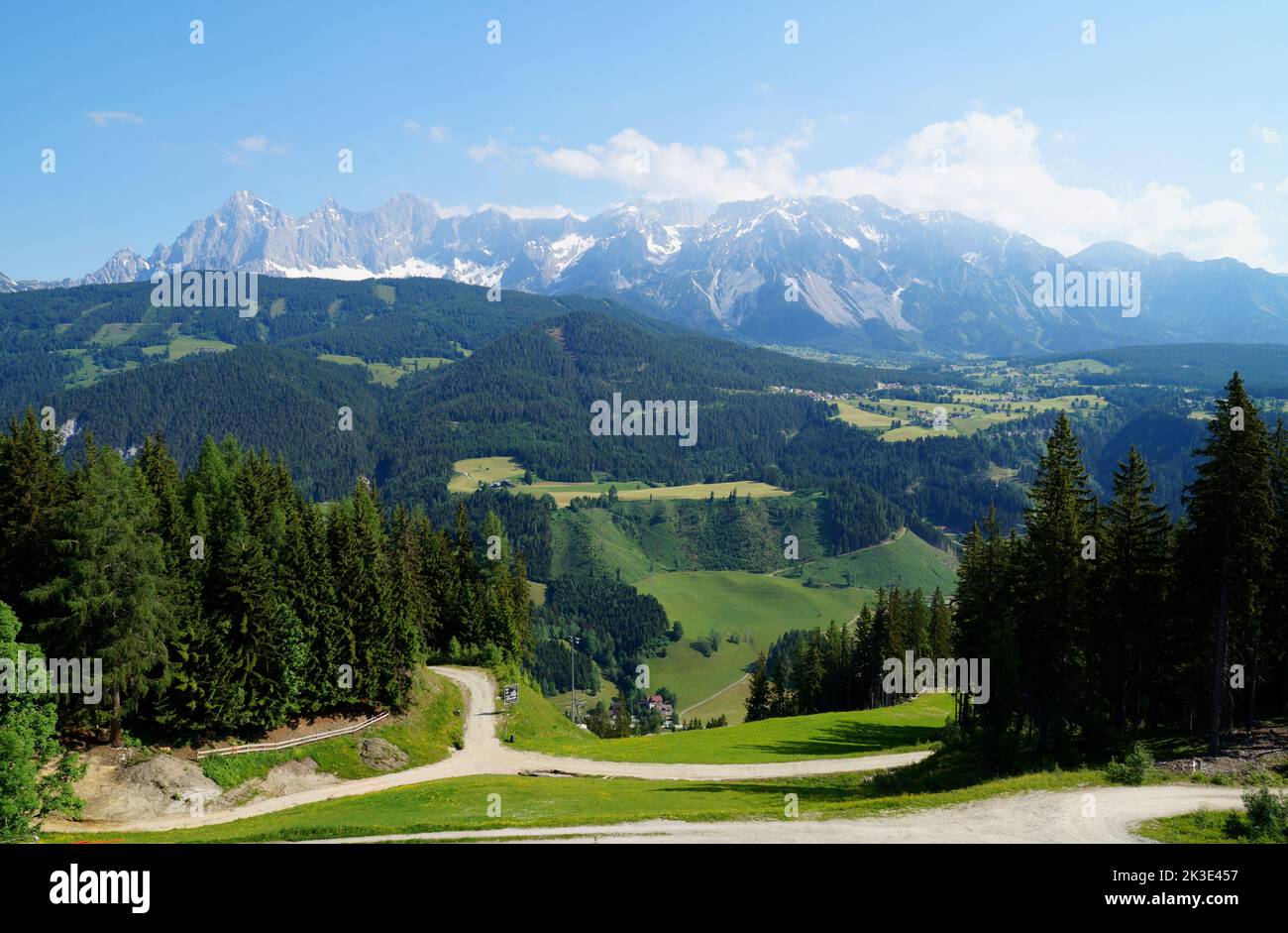 Un pittoresco paesaggio montano delle Alpi austriache con un sentiero escursionistico nella regione di Schladming-Dachstein (Steiermark o Stiria, Austria) Foto Stock