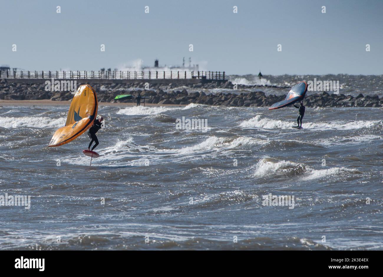Morecambe, Lancashire, Regno Unito. 26th Set, 2022. Windsurf in una giornata di sole e fruscie a Morecambe, Lancashire. Credit: John Eveson/Alamy Live News Foto Stock