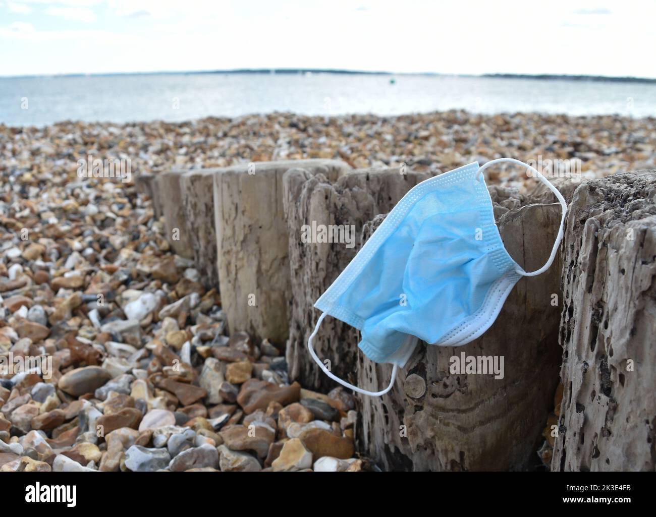 Lasciato dietro la maschera di carta sulla spiaggia di Calshot che è stata là per Un lungo tempo Foto Stock