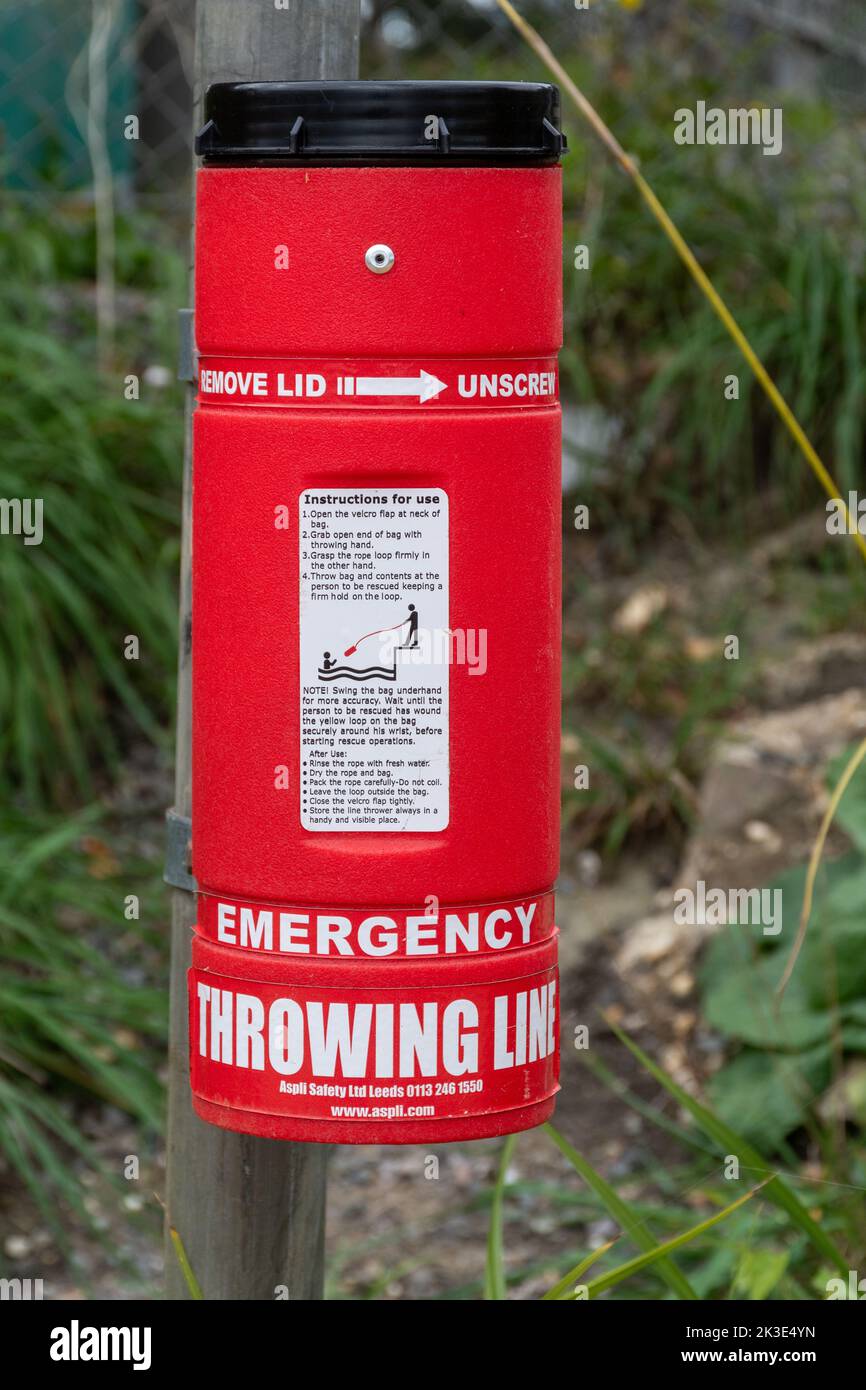 Linea di lancio di emergenza accanto ad un lago, Inghilterra, Regno Unito. Dispositivi di sicurezza per evitare l'annegamento. Foto Stock