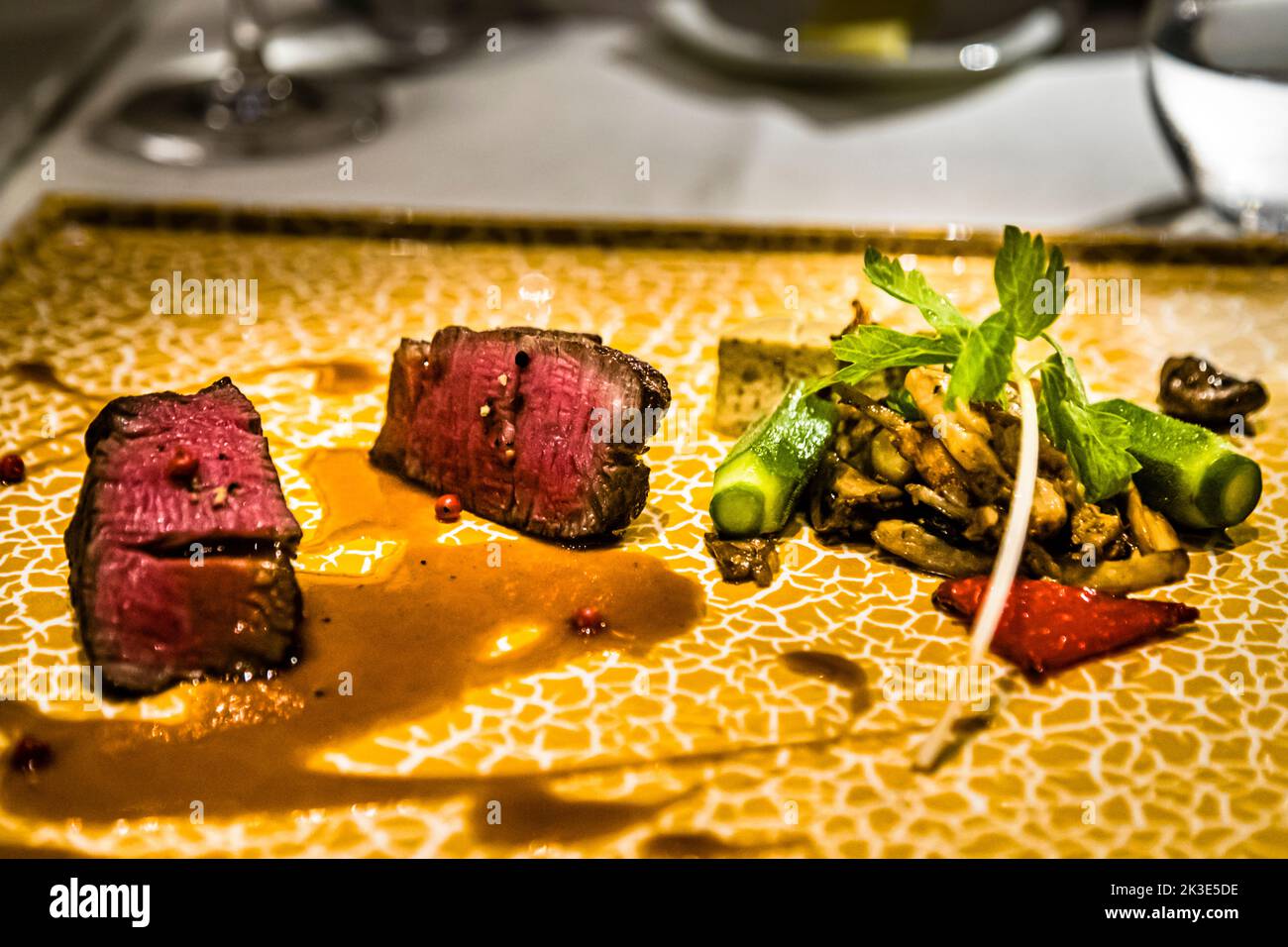Un succulento e tenero pezzo di Wagyu servito personalmente dallo chef Yutaka Yoshizawa Foto Stock