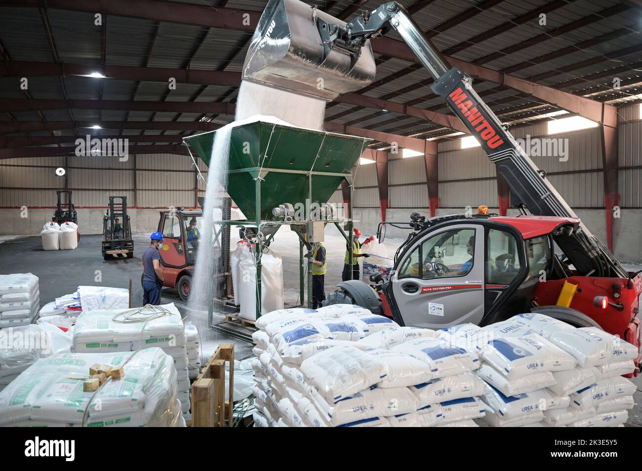 SERBIA, regione Vojvodina, fiume Danubio, porto Bogojevo, trasporto di fertilizzanti importati per l'agricoltura / SERBIEN, Vojvodina, Donau Fluß, Hafen Bogojevo bei Sombor, Entladung und Verpackung von importierten Dünger für die Landwirtschaft für den Anbau u.a. von Soja, Weizen, Mais Foto Stock