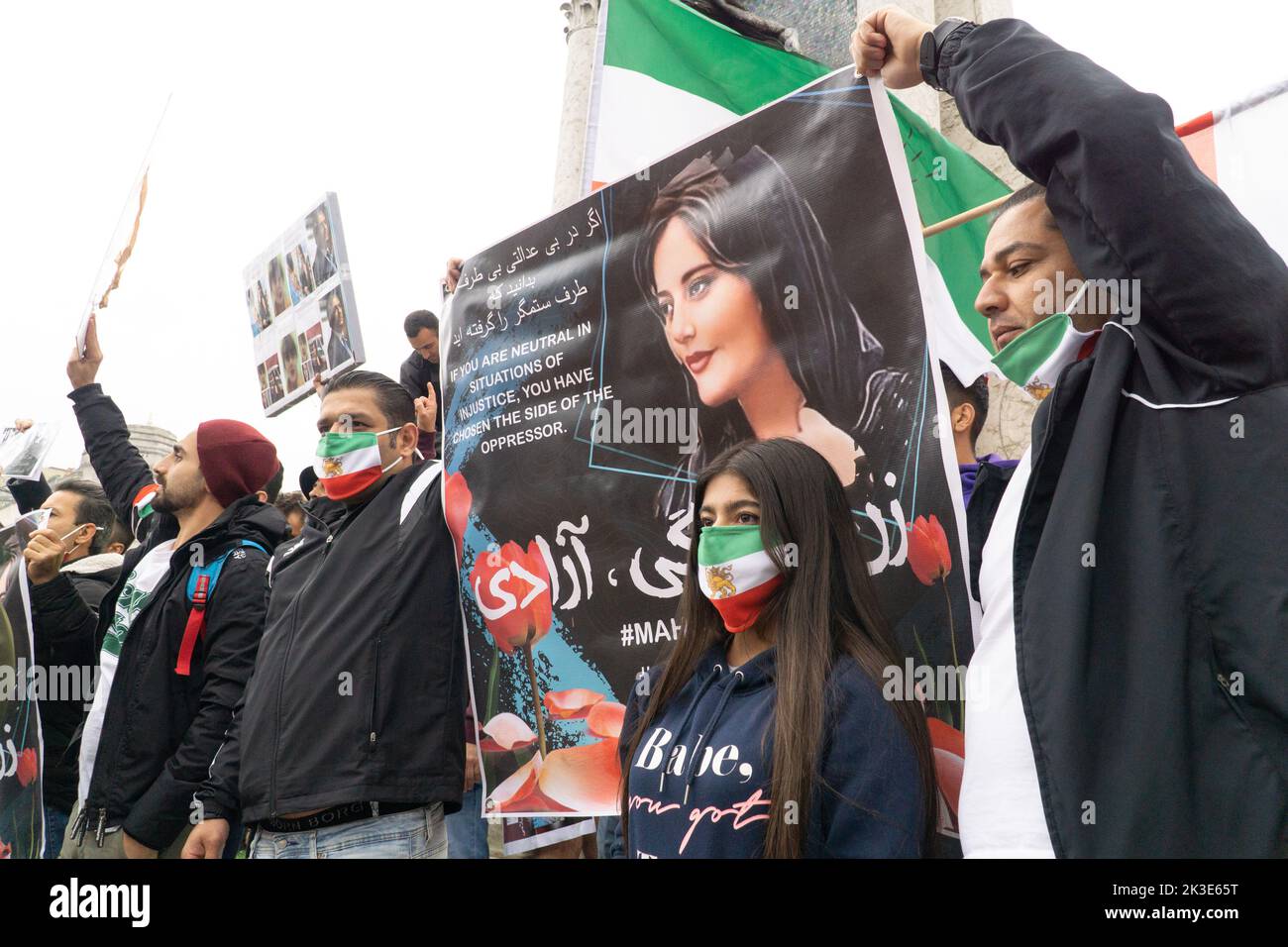 Manchester, Regno Unito, 25 Septemb3er 2022: A Piccadilly Gardens a Manchester circa duecento espatriati iraniani hanno protestato contro l'attuale governo iraniano e chiesto un cambio di regime. Sventolando la vecchia bandiera iraniana pre-rivoluzionaria, i manifestanti hanno cantato il nome di Mahsa Amini che è stato recentemente ucciso dalla Guardia rivoluzionaria iraniana per non aver coperto i capelli. Anna Watson/Alamy Live News Foto Stock