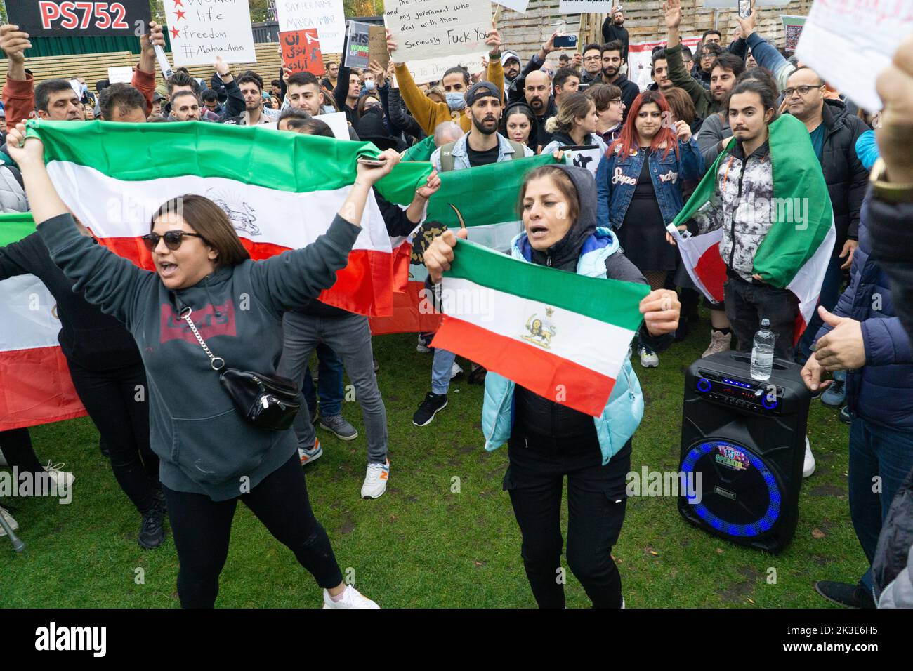 Manchester, Regno Unito, 25 Septemb3er 2022: A Piccadilly Gardens a Manchester circa duecento espatriati iraniani hanno protestato contro l'attuale governo iraniano e chiesto un cambio di regime. Sventolando la vecchia bandiera iraniana pre-rivoluzionaria, i manifestanti hanno cantato il nome di Mahsa Amini che è stato recentemente ucciso dalla Guardia rivoluzionaria iraniana per non aver coperto i capelli. Anna Watson/Alamy Live News Foto Stock