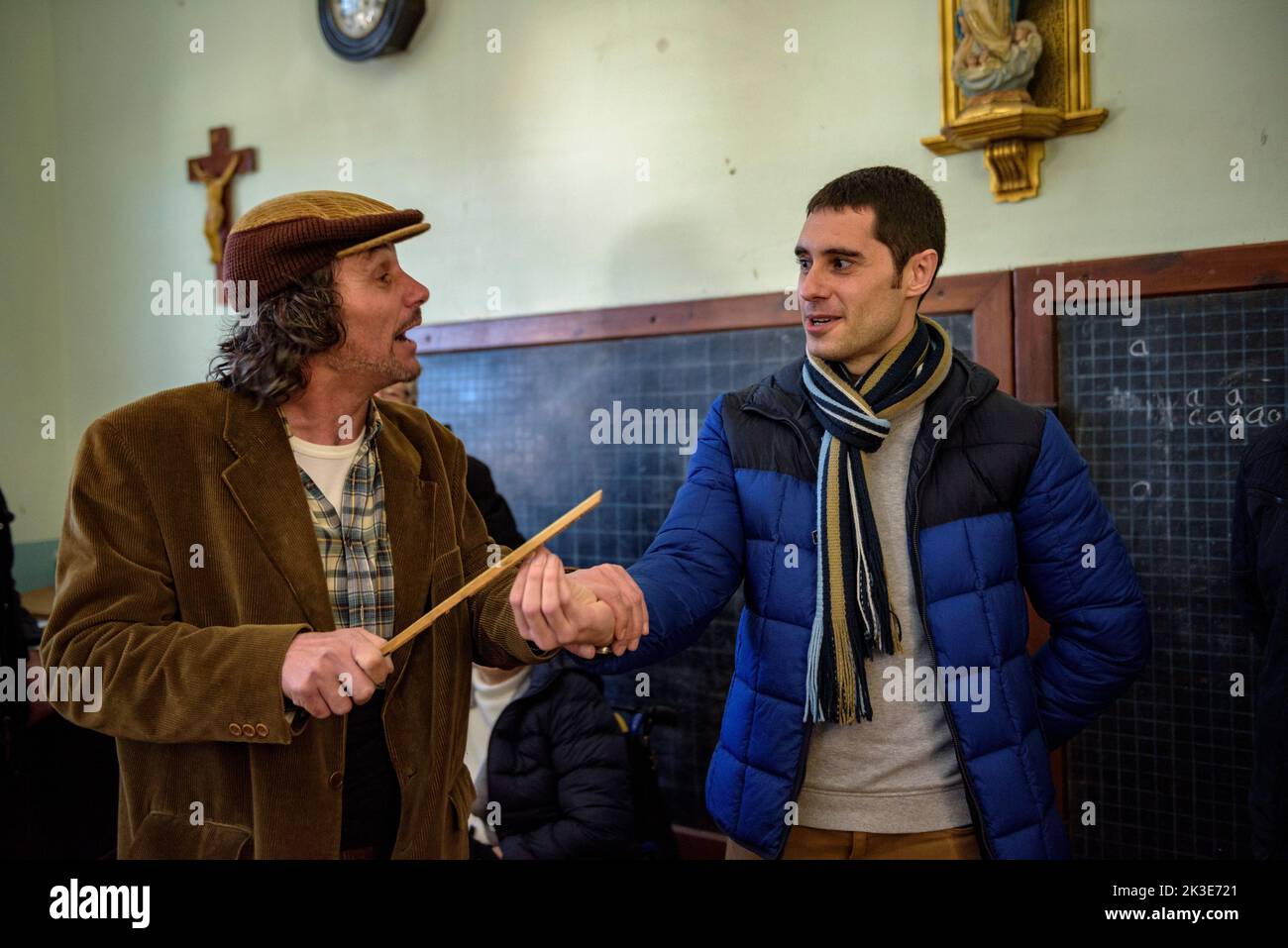 Visita drammatizzata a Colònia Vidal. Vecchia scuola e campione delle punizioni con un visitatore che in precedenza sono stati applicati ai bambini, Puig-reig, Spagna Foto Stock