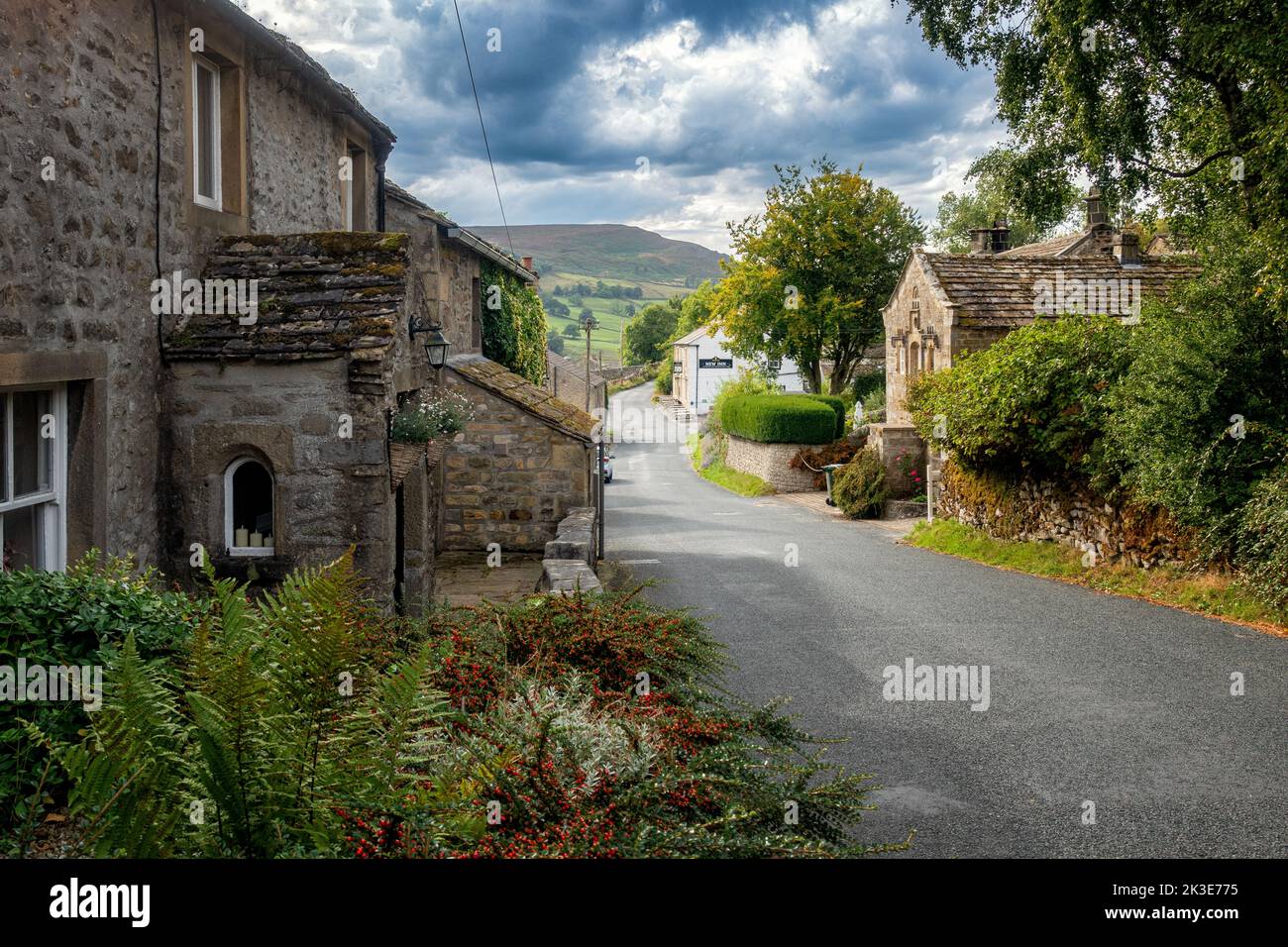 Guardando lungo la strada attraverso il villaggio di Appletreewick in estate con il New Inn davanti, Yorkshire Dales National Park, Inghilterra, Regno Unito Foto Stock