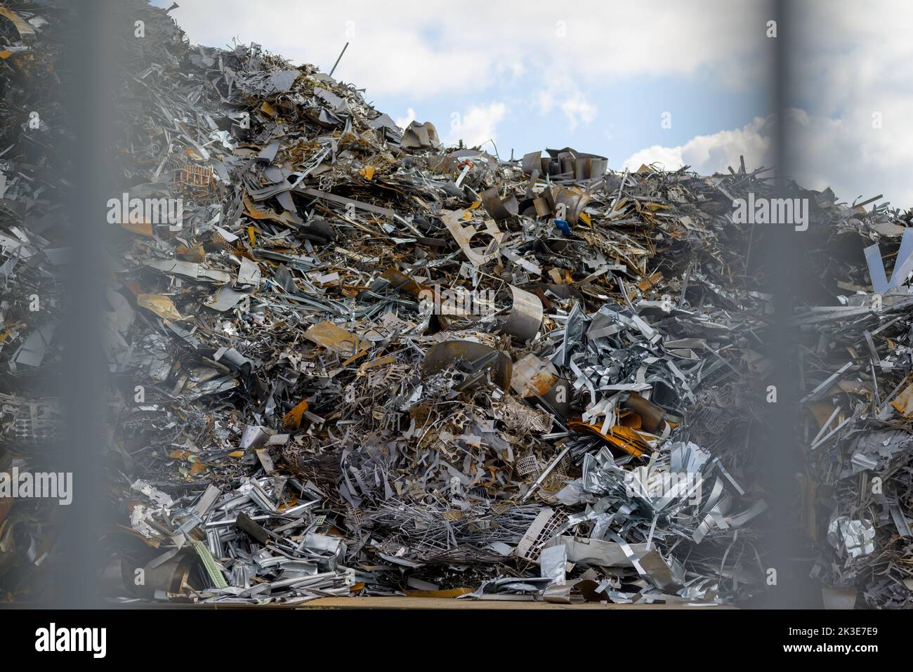 Rottami con una montagna enorme di vecchio acciaio e rottami Foto Stock