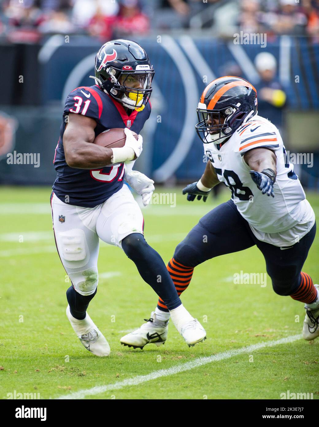 Chicago, Illinois, Stati Uniti. 25th Set, 2022. - Chicago Bears #58 Roquan Smith insegue Houston Texans #31 Dameon Pierce durante la partita tra gli Houston Texans e gli Chicago Bears al Soldier Field di Chicago, il. Credit: csm/Alamy Live News Foto Stock