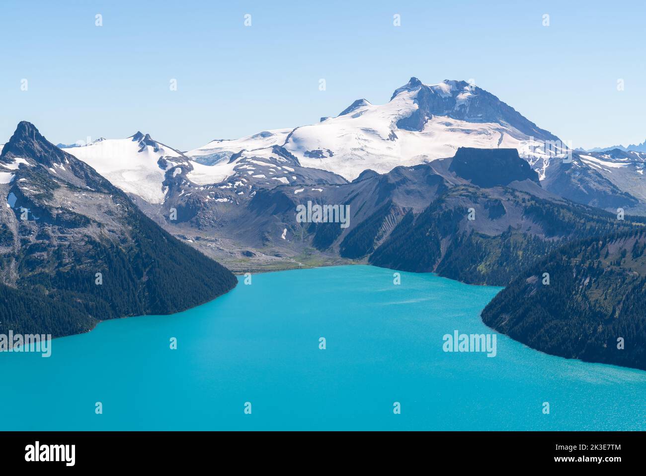 La distesa azzurra del lago Garibaldi con le Montagne Rocciose canadesi come sfondo nella Columbia Britannica. Foto Stock